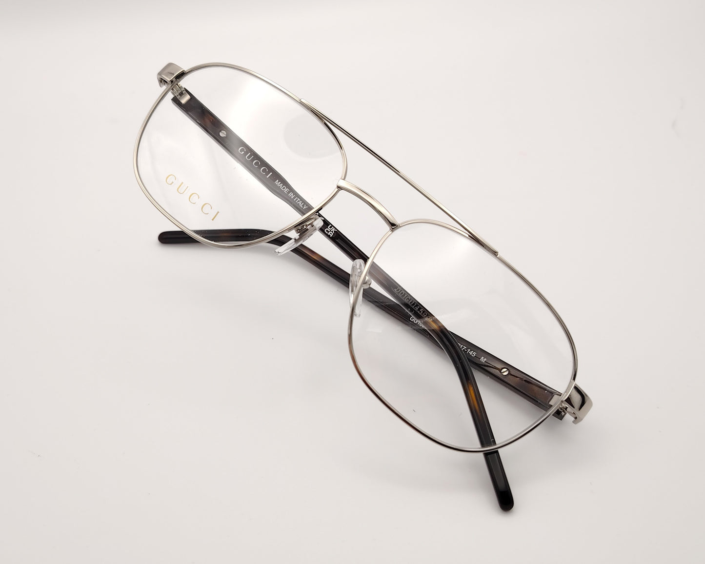 gafas metálicas gucci forma aviador en color plata con varillas negras de pasta