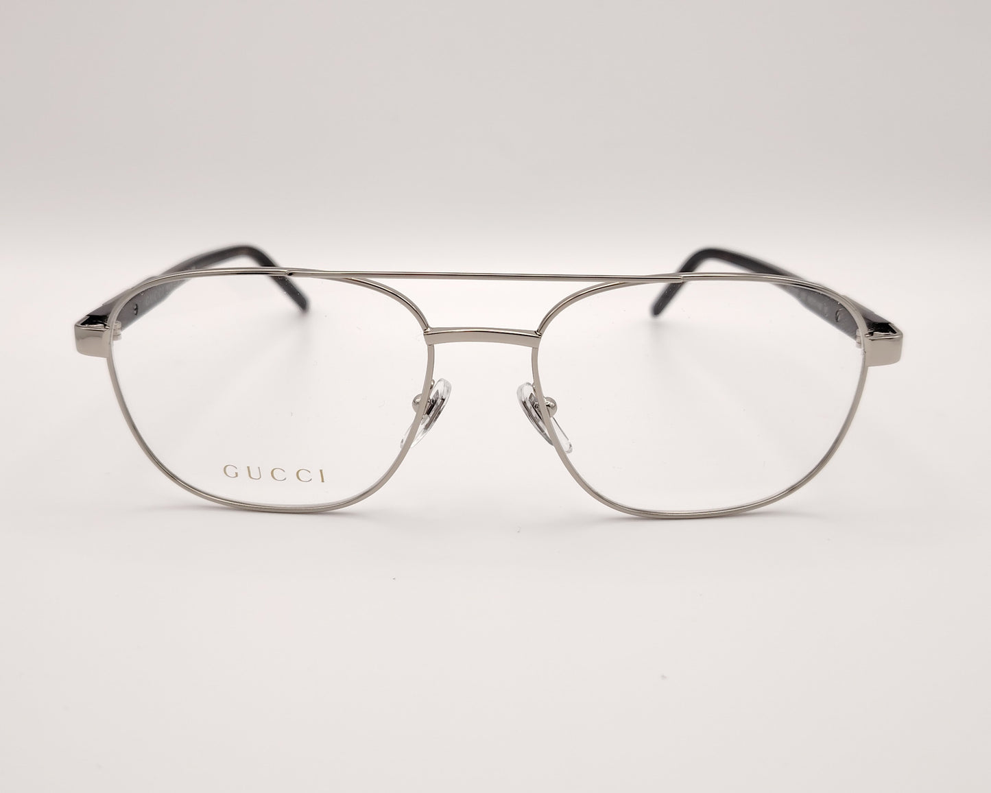 gafas metálicas gucci forma aviador en color plata con varillas negras de pasta