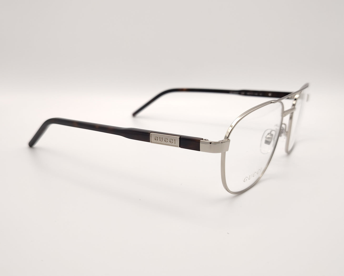 gafas metálicas gucci forma aviador en color plata con varillas negras de pasta