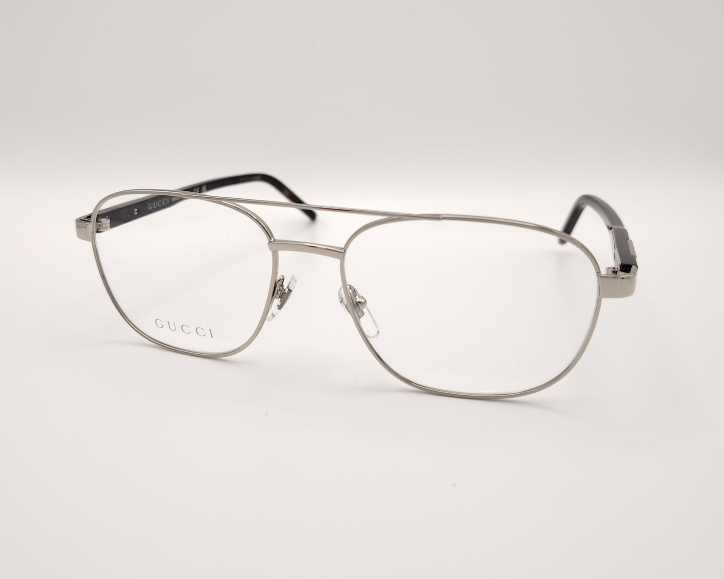 gafas metálicas gucci forma aviador en color plata con varillas negras de pasta