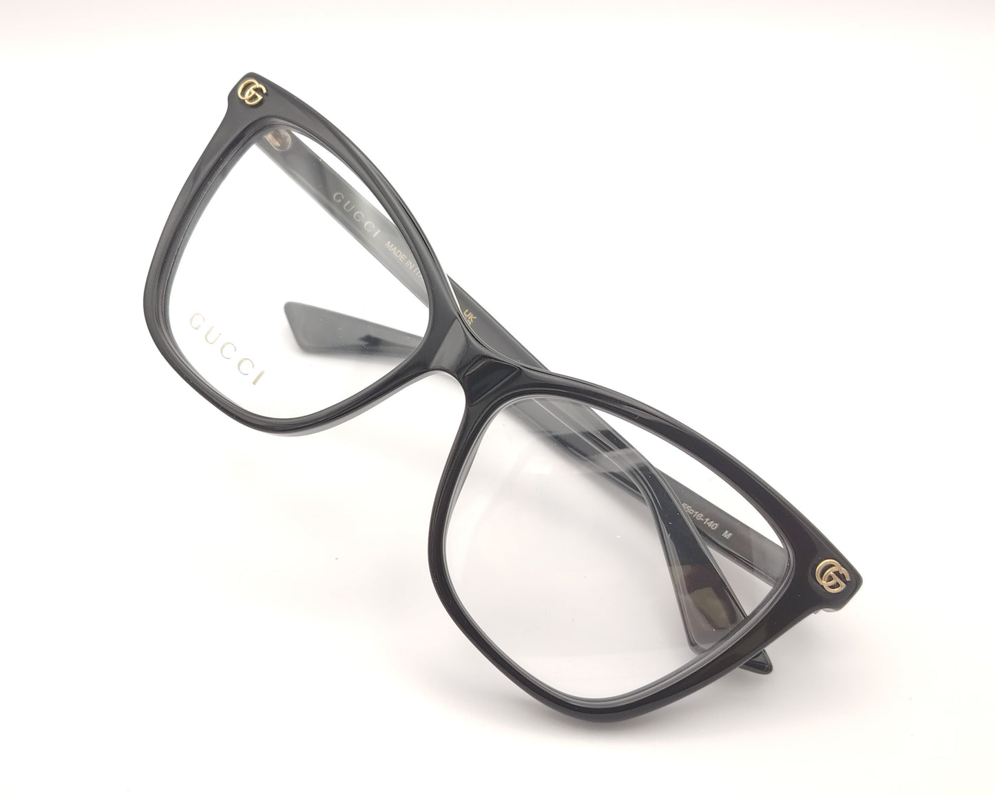 gafas graduadas gucci negras con forma cat eye y detalle dorado en la varilla