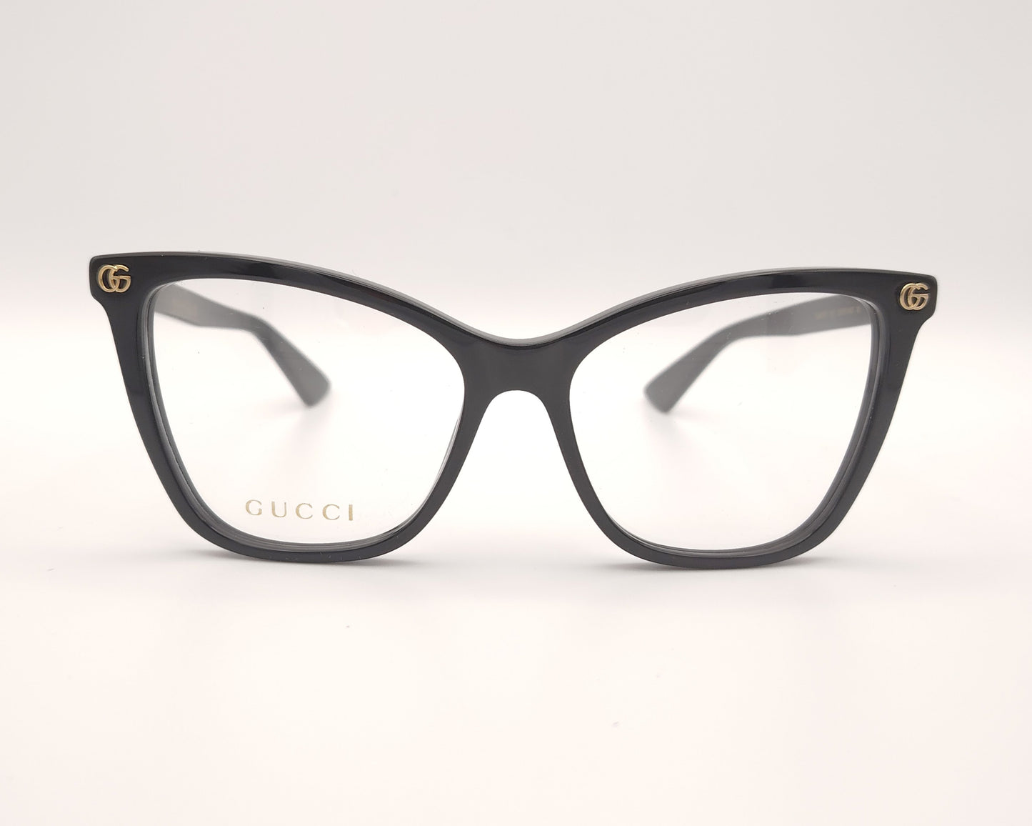gafas graduadas gucci negras con forma cat eye y detalle dorado en la varilla