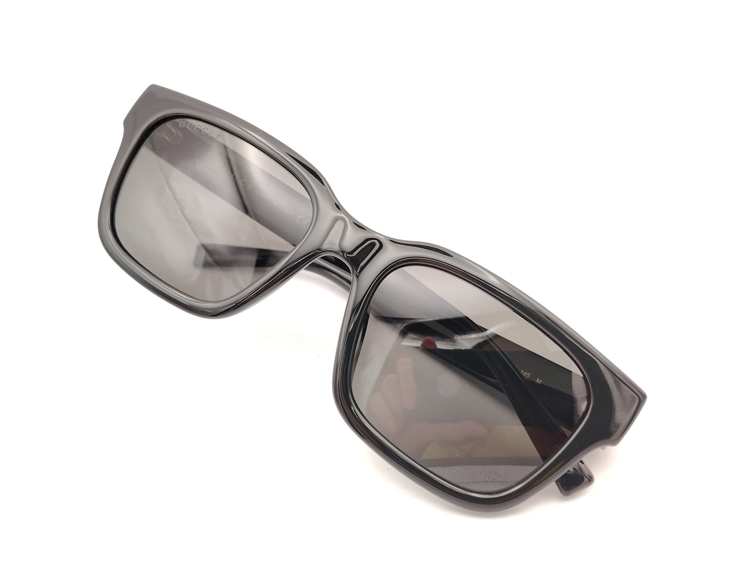 gafas de sol negras cuadradas con montura gruesa y logo gucci en las patillas
