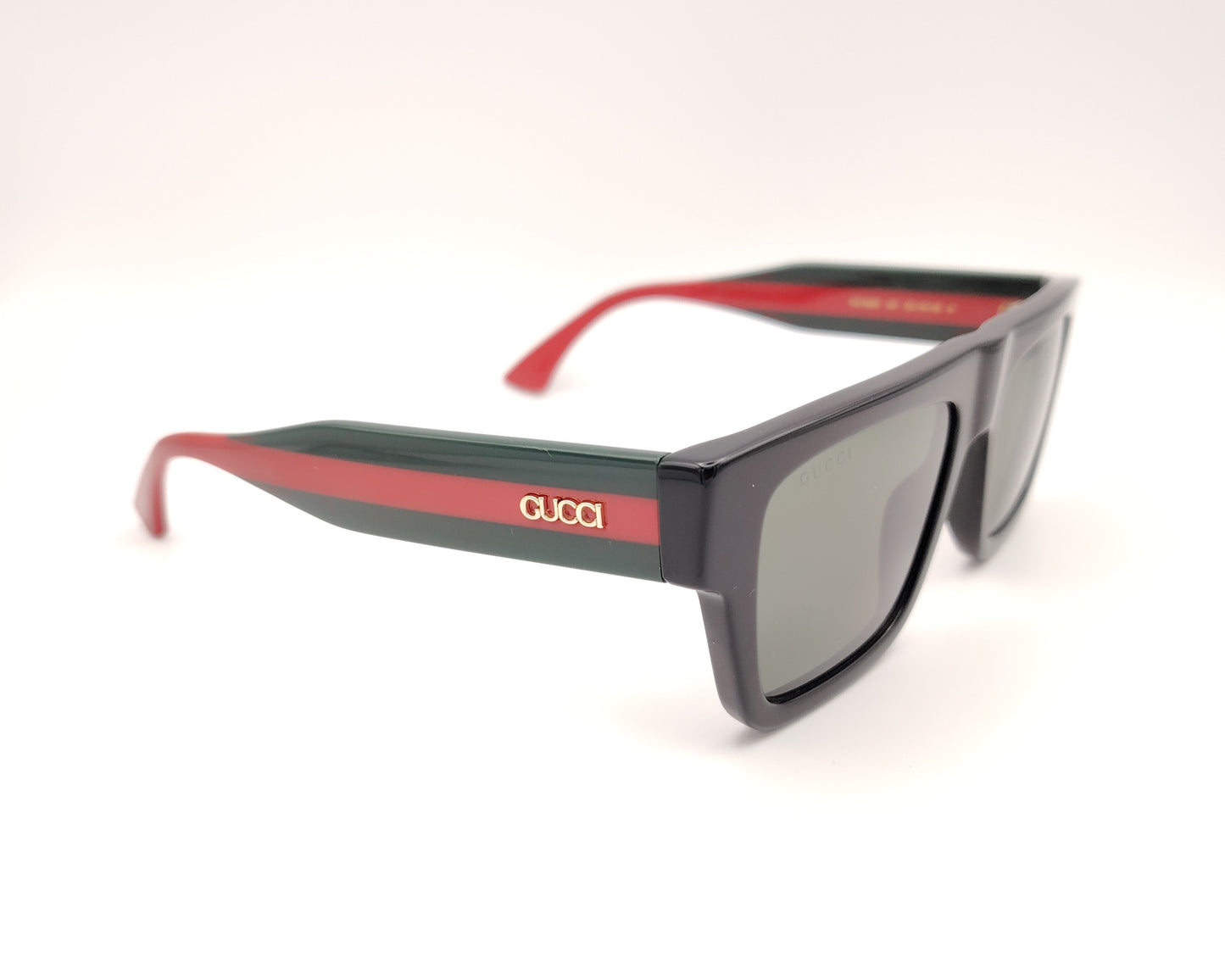 gafas de sol gucci gg1868s 001 cuadradas en acetato negro y varilla verde y roja con detalle dorado