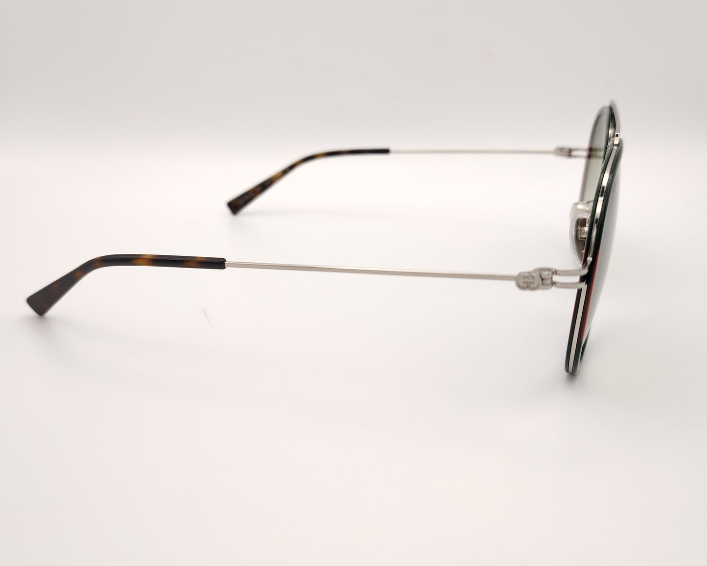gafas de sol gucci aviador con aro verde rojo y lente degradada