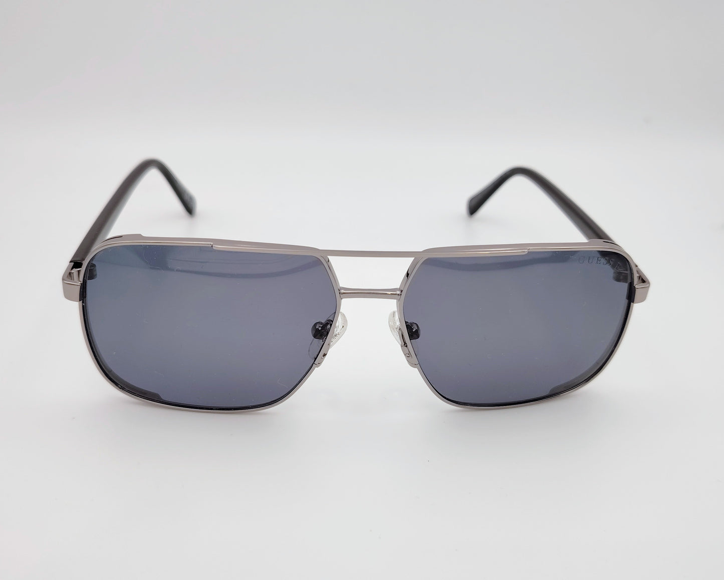 guess gu00119 08d gafas de sol de metal en formato cuadrado con doble puente, color plateado y lentes en color gris