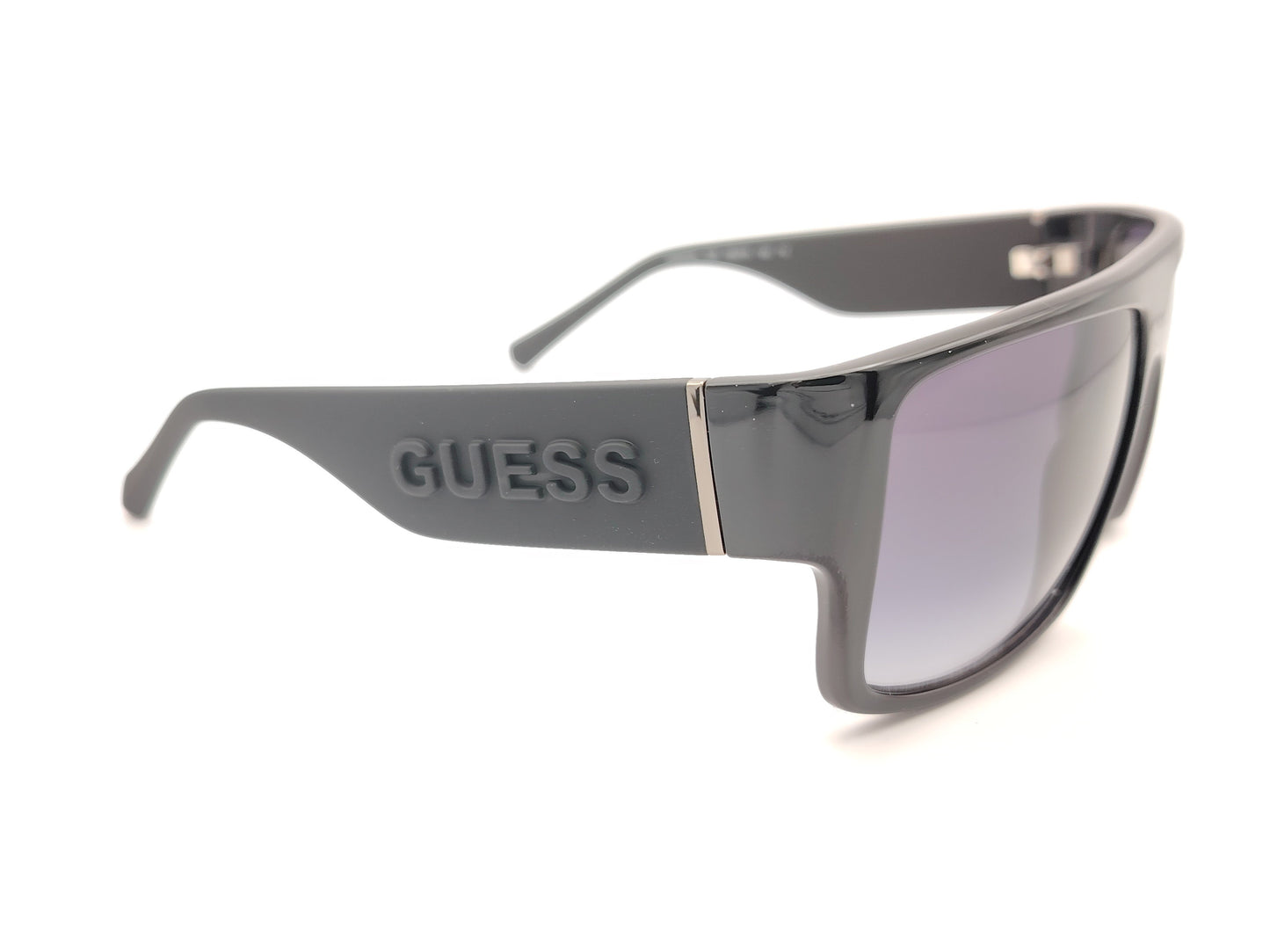gafas de sol guess negras con diseño envolvente, lente degradada y logo en relieve