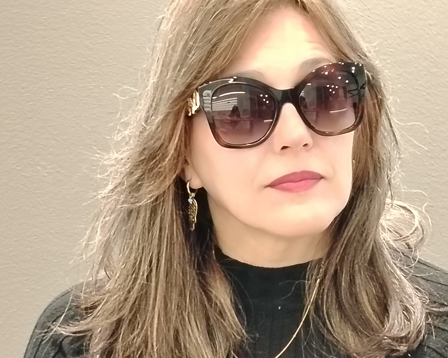 gafas de sol Guess modelo GU00197 52f en acetato carey oscuro con forma mariposa y detalles dorados decorativos en las varillas