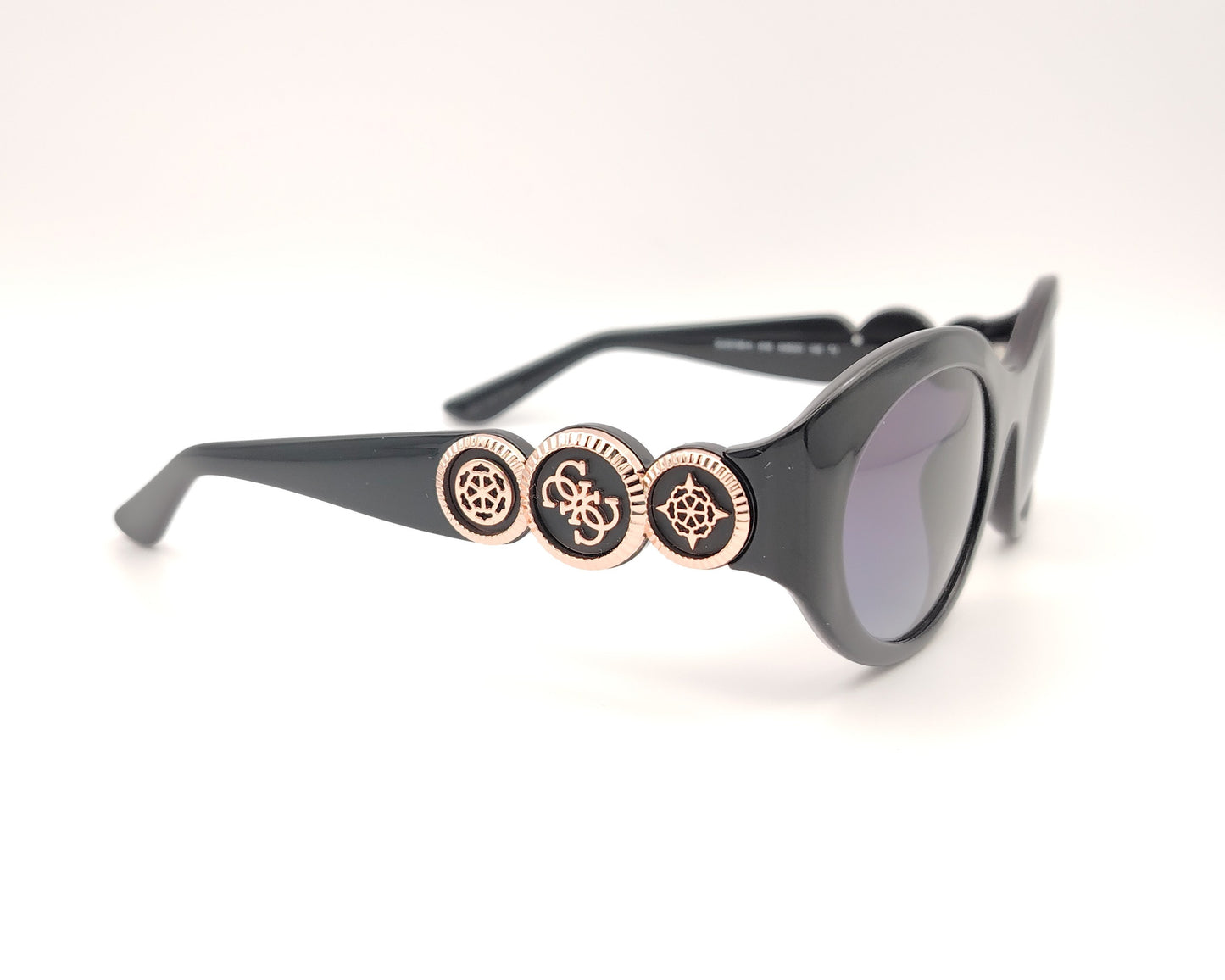 gafas de sol guess gu00198h 01b montura ovalada negra detalles dorados lentes degradadas gris diseño retro elegante