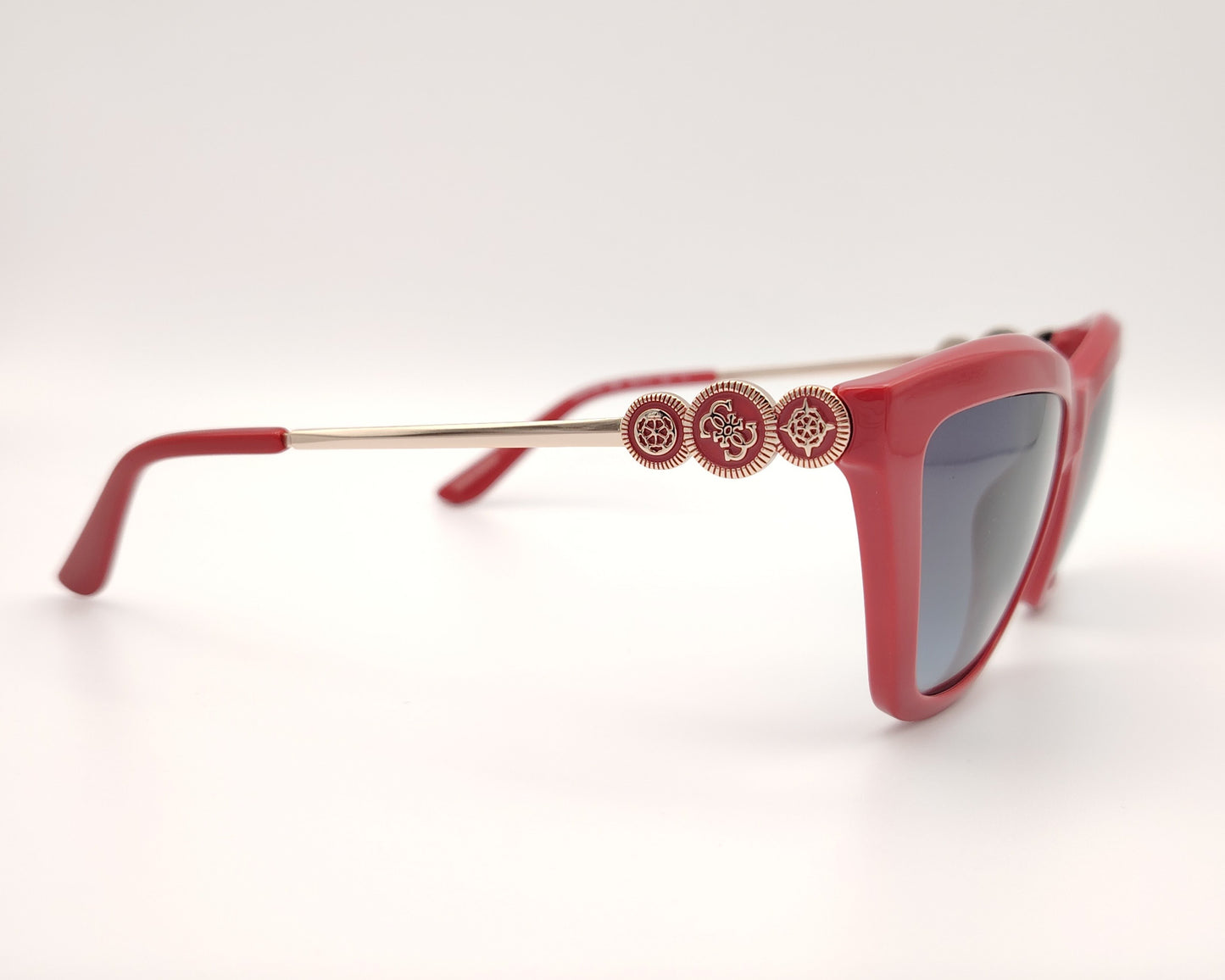 gafas de sol guess gu00199 66b en color rojo con forma cat eye y detalle de logotipos dorados en las varillas