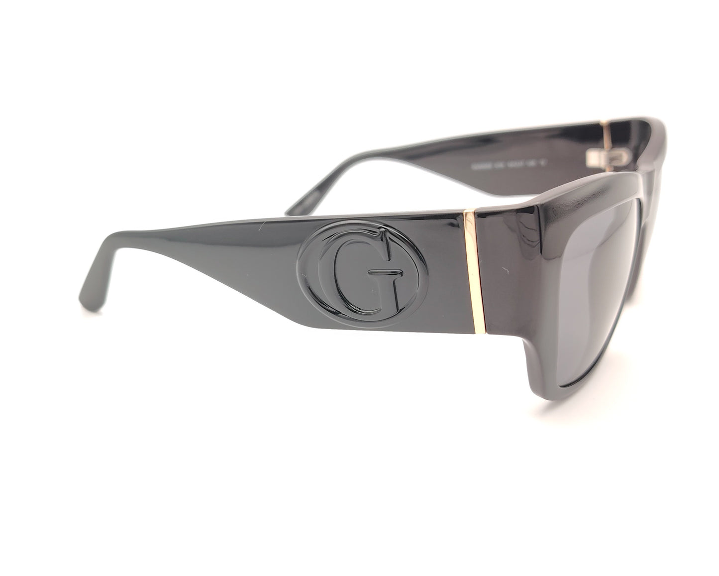 gafas de sol guess negras con logo en relieve y detalle metálico dorado