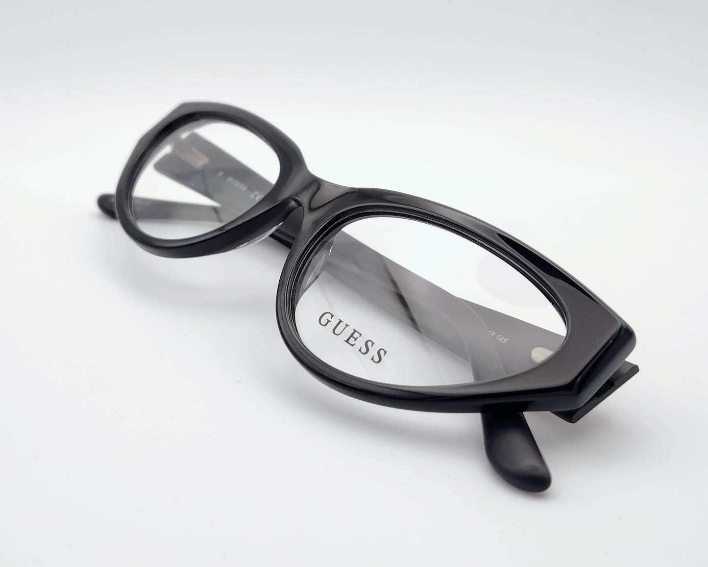 guess gu50113 001 gafas de acetato en formato cat eyes en color negro con logo dorado en las varillas
