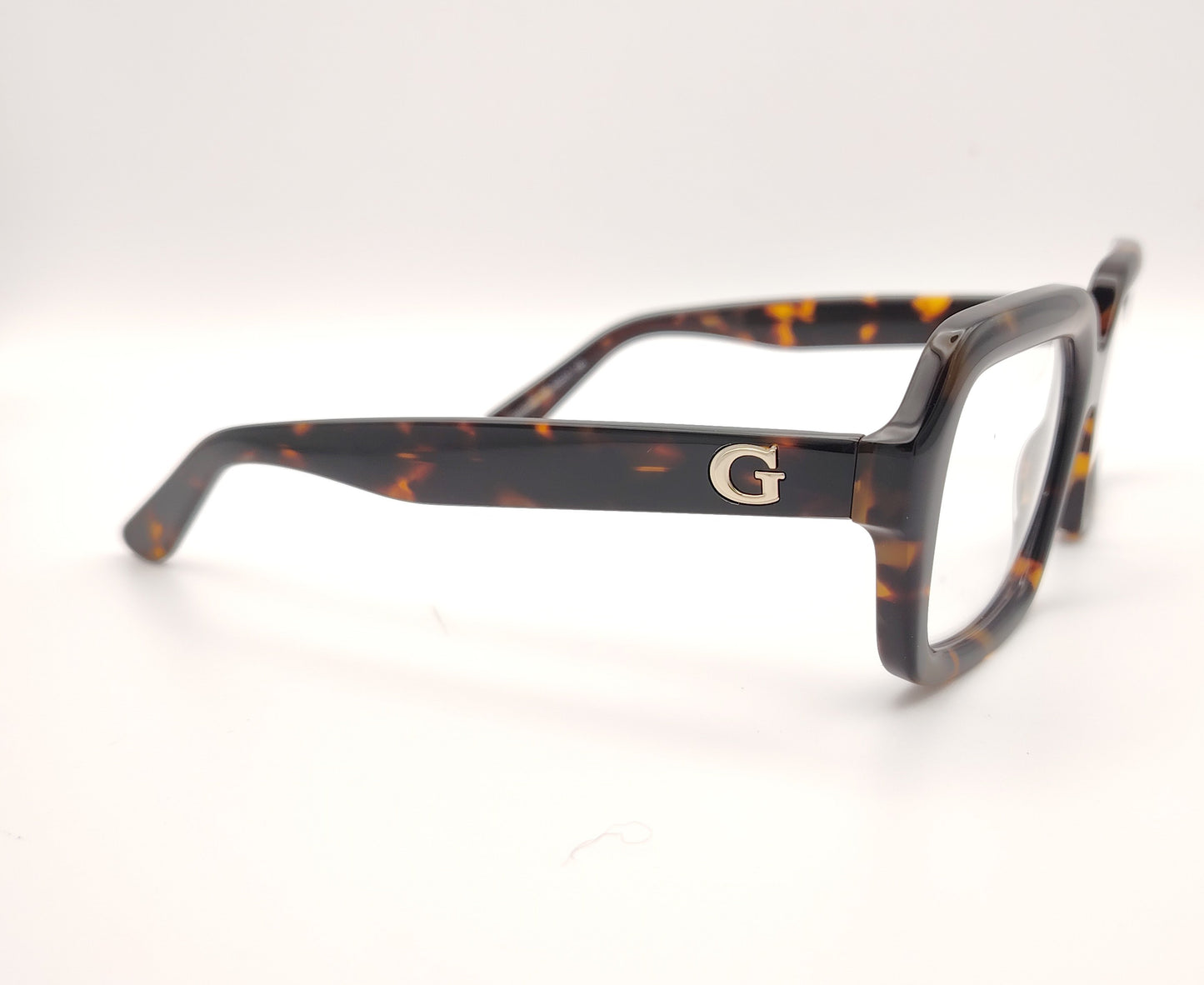 gafas guess cuadradas con montura de pasta carey y detalle metálico en la varilla