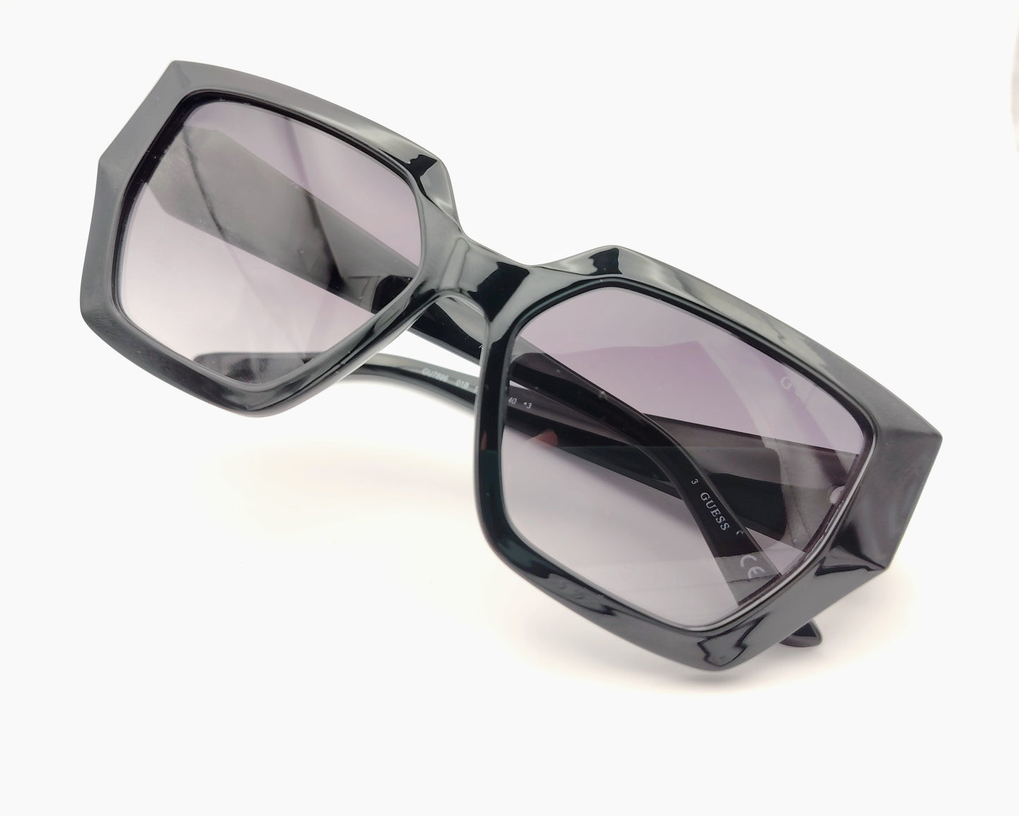 guess gu7896 01b gafas de sol en formato geométrico de pasta en color negro con las lentes degradadas ahumadas