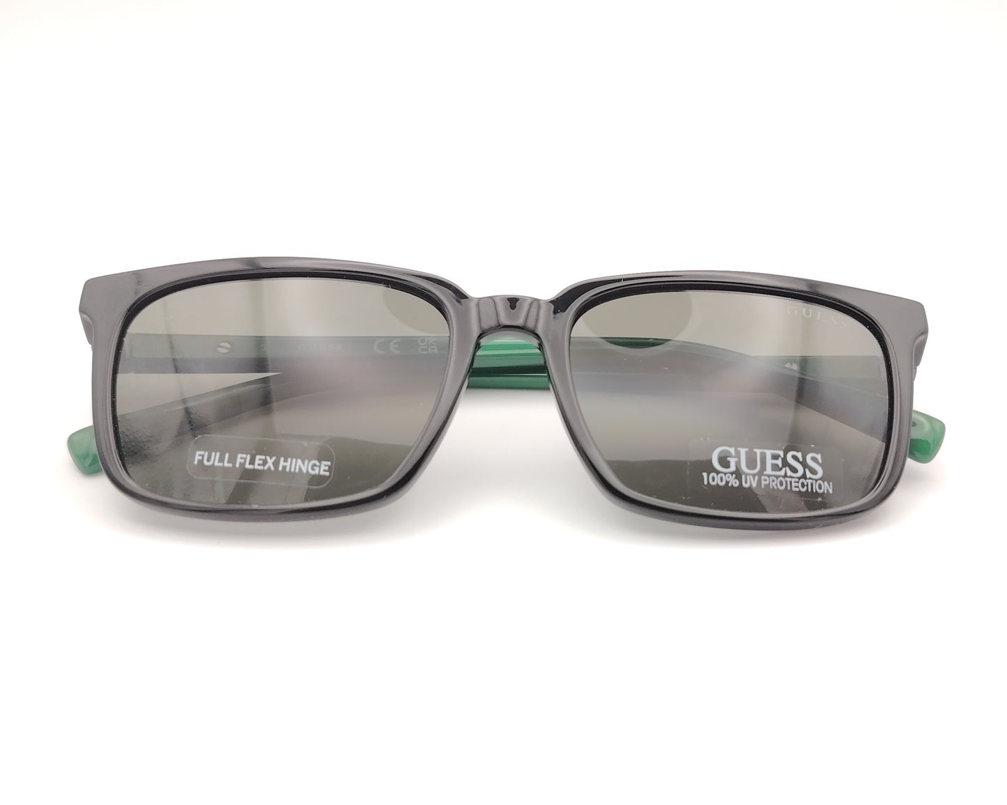 guess gu9236 gafas de sol de niñ@ en formato cuadrado de pasta negra con las varillas en verde