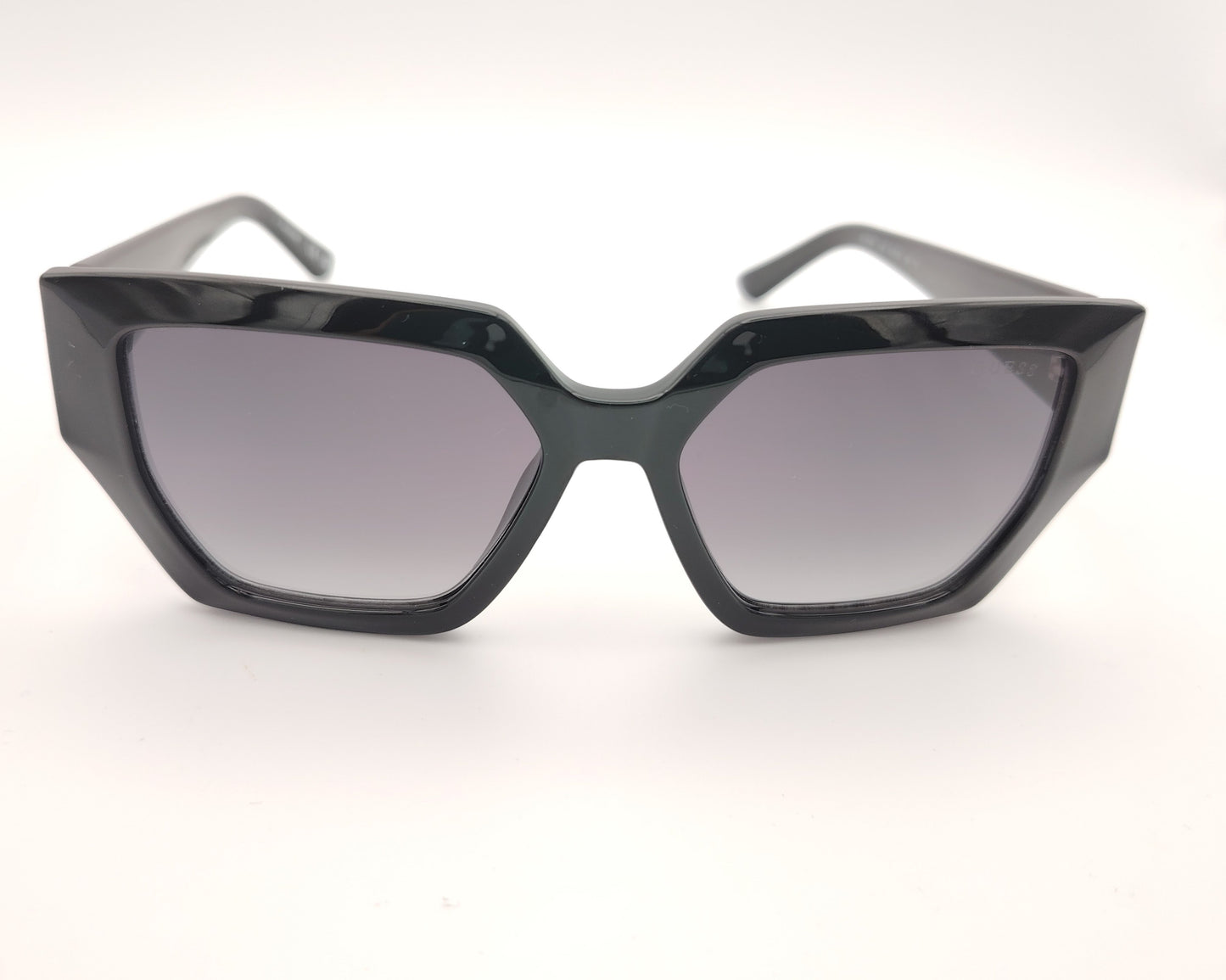 guess gu7896 01b gafas de sol en formato geométrico de pasta en color negro con las lentes degradadas ahumadas