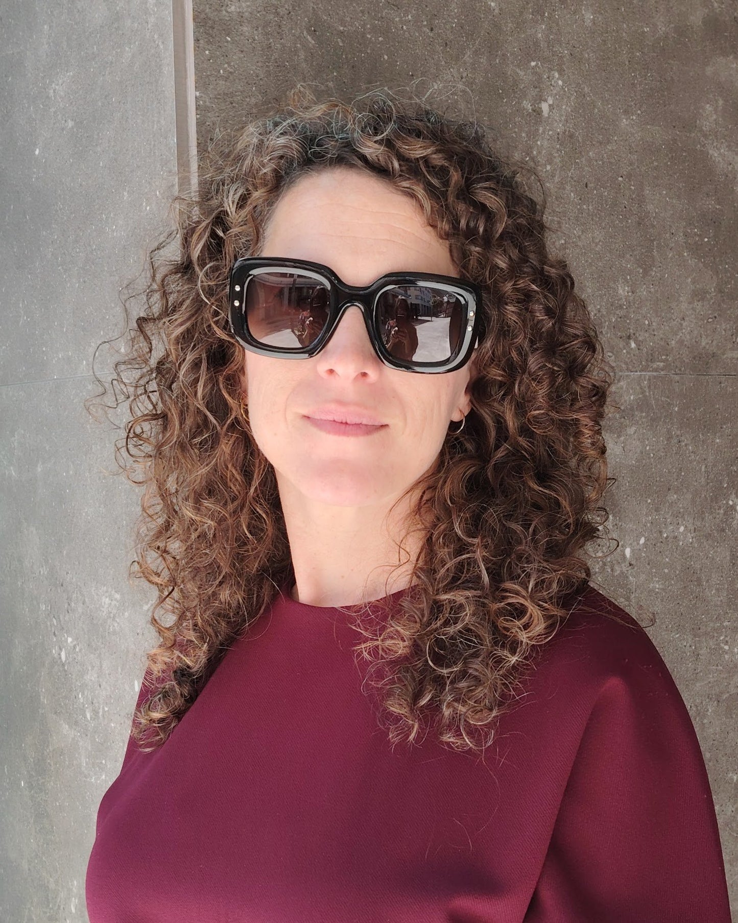 gafas de sol de acetato negro de forma cuadrada con las lentes marrones degradadas