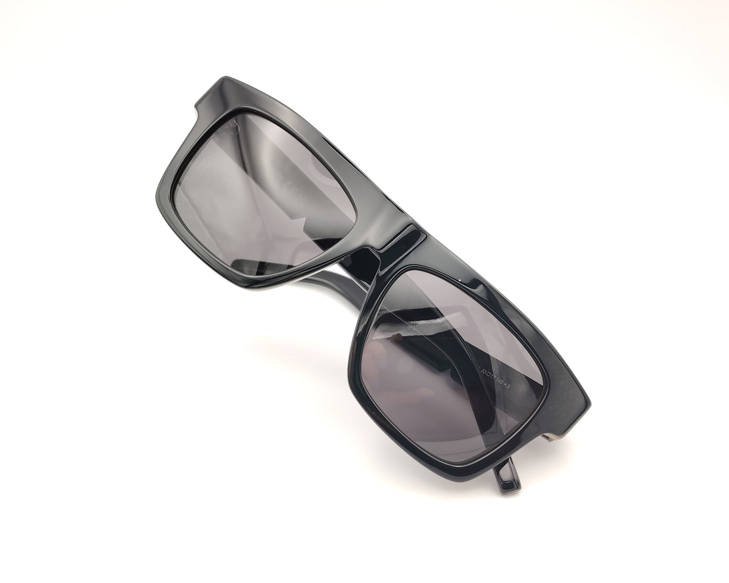 clásicas gafas de sol k-way negras con montura rectangular gruesa y detalle de línea amarilla y naranja en el borde frontal