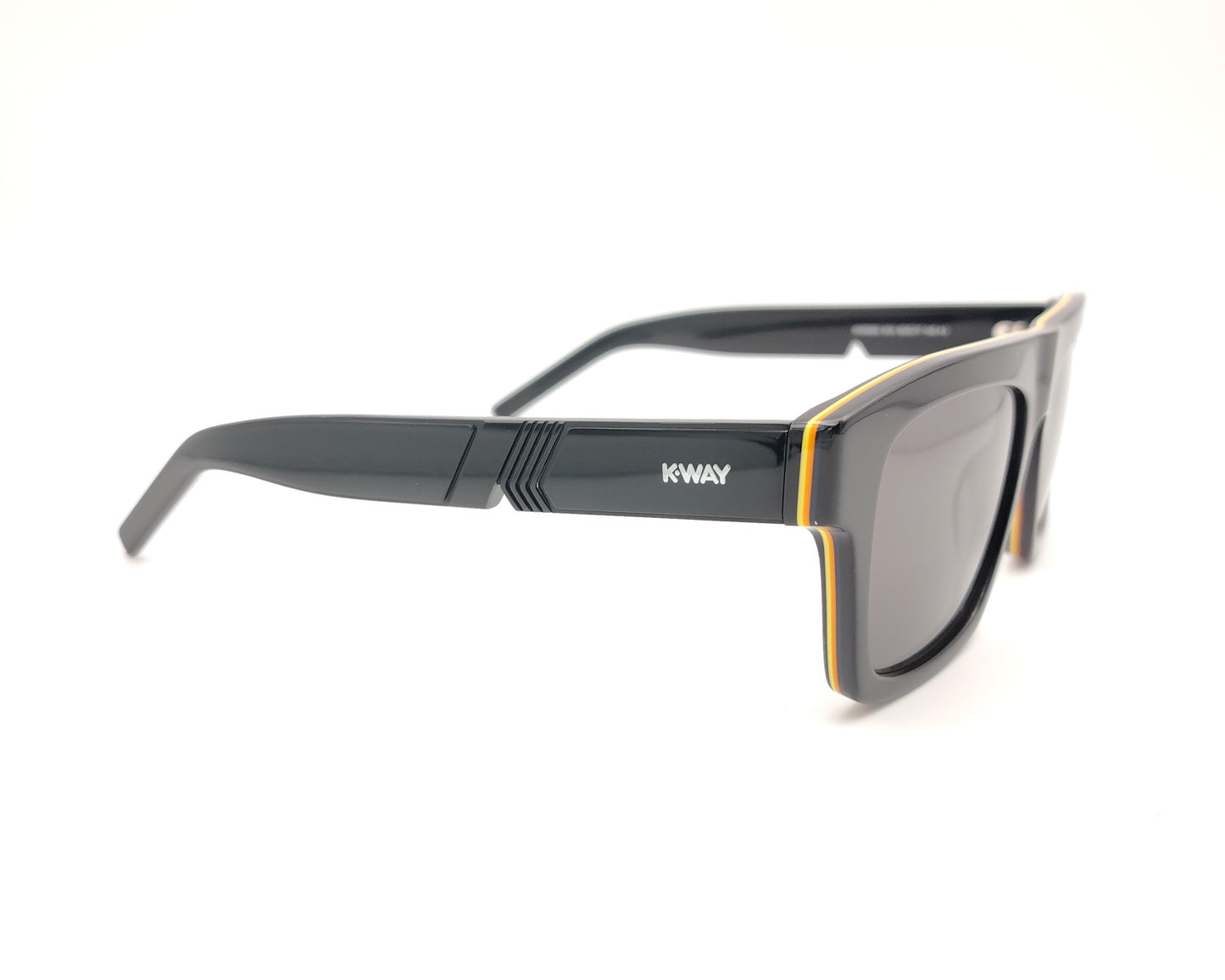 clásicas gafas de sol k-way negras con montura rectangular gruesa y detalle de línea amarilla y naranja en el borde frontal