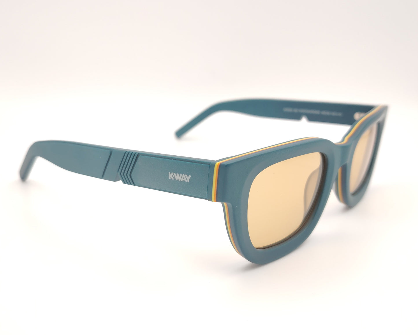 gafas de sol k-way con montura azul verdosa mate, detalles en amarillo y naranja, y lentes fotocromáticas color ámbar