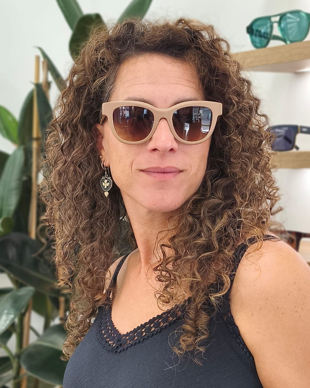 gafas de sol con montura beige mate y lentes degradadas marrones