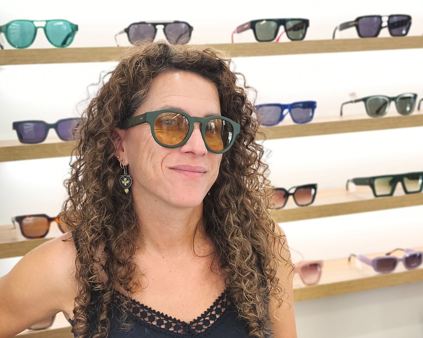 gafas de sol redondeadas con montura verde mate y lentes fotocromáticas