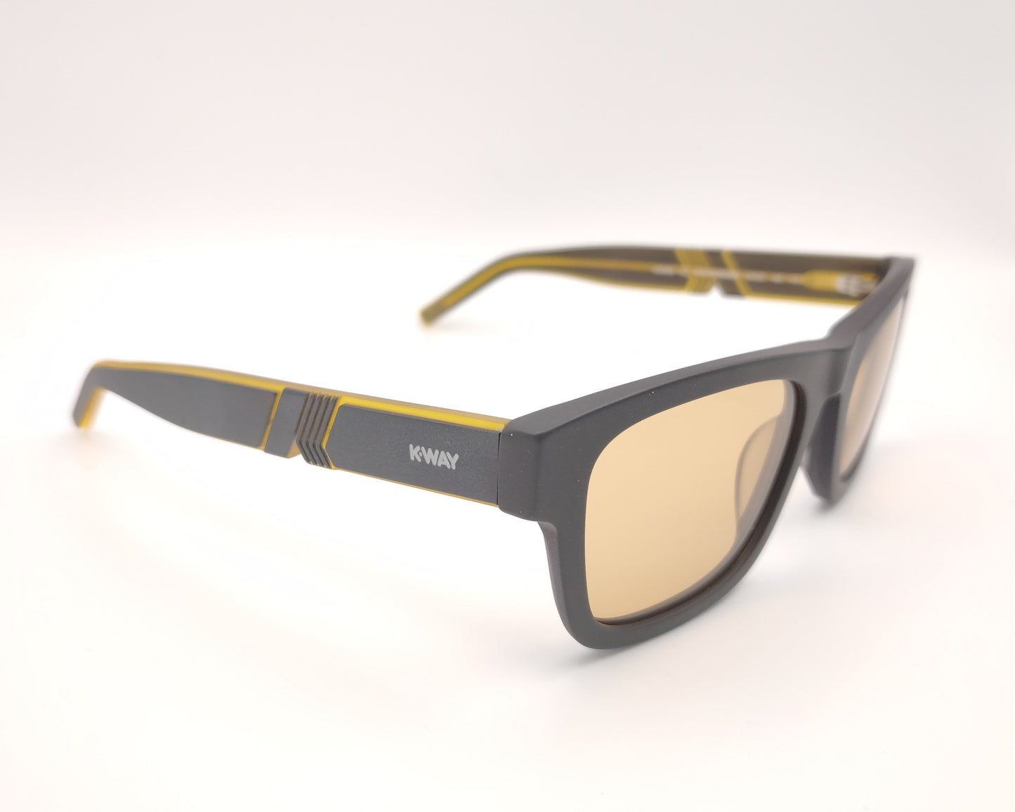 gafas de sol k-way con montura negra mate, detalles en amarillo y lentes fotocromáticas color ámbar