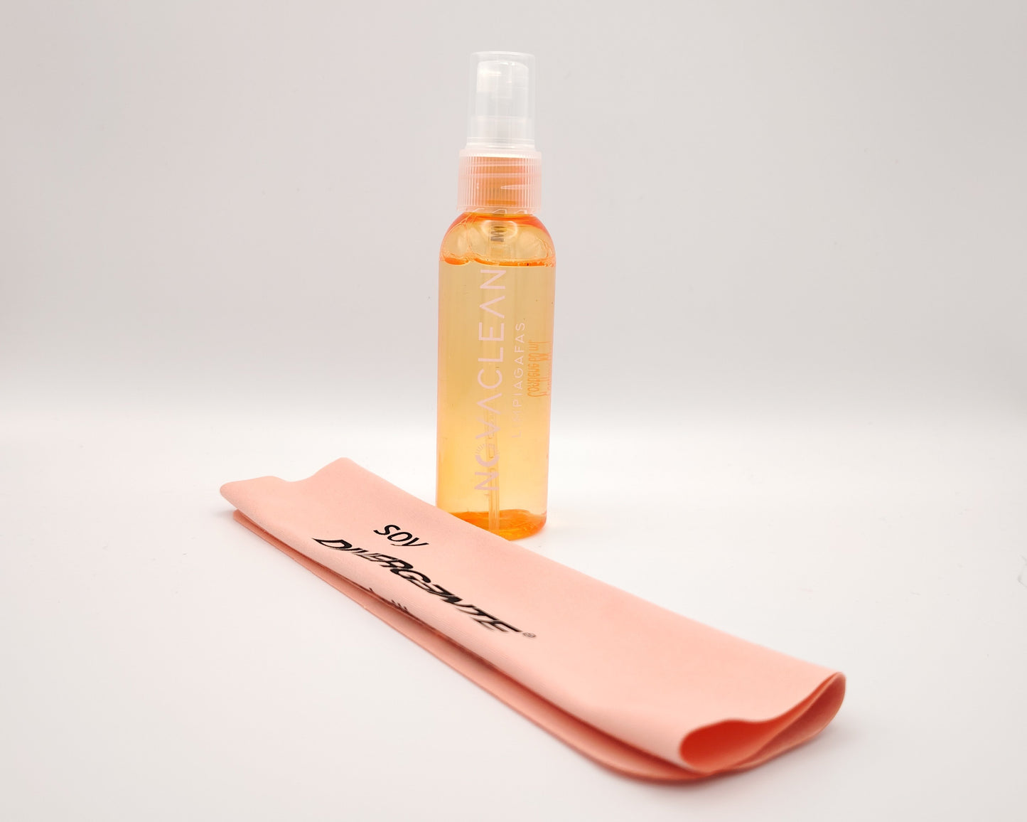 botella de spray limpiagafas novaclean en color naranja junto a gamuzas de microfibra con mensaje soy divergente
