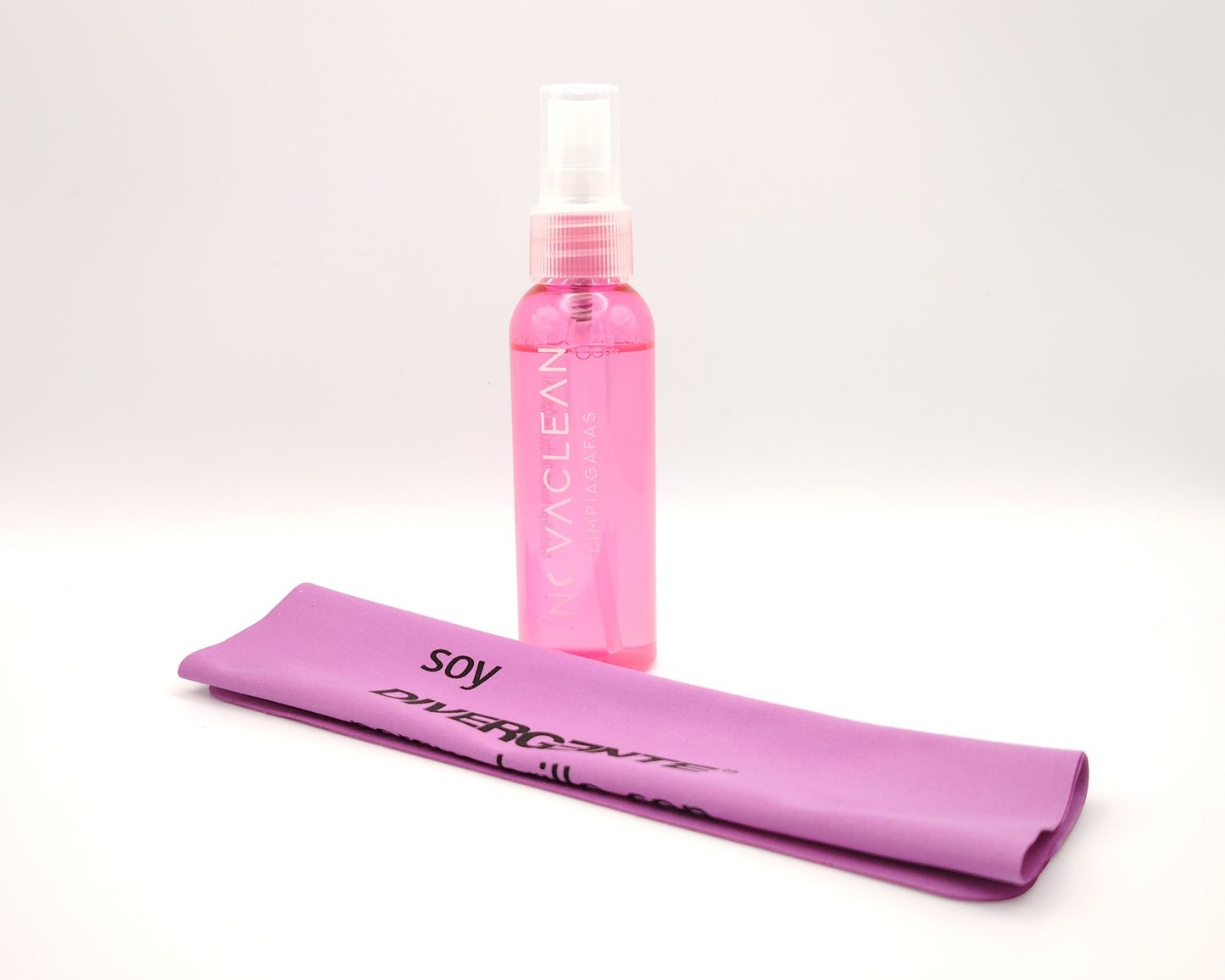 botella de spray limpiagafas novaclean en color rosa junto a gamuzas de microfibra con mensaje soy divergente