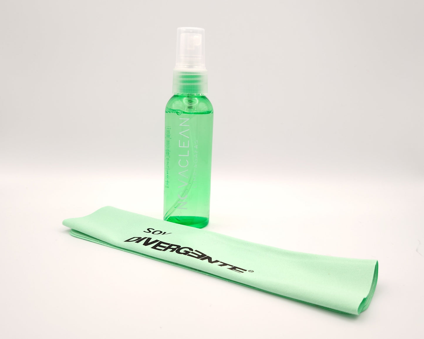 botella de spray limpiagafas novaclean en color verde junto a gamuzas de microfibra con mensaje soy divergente