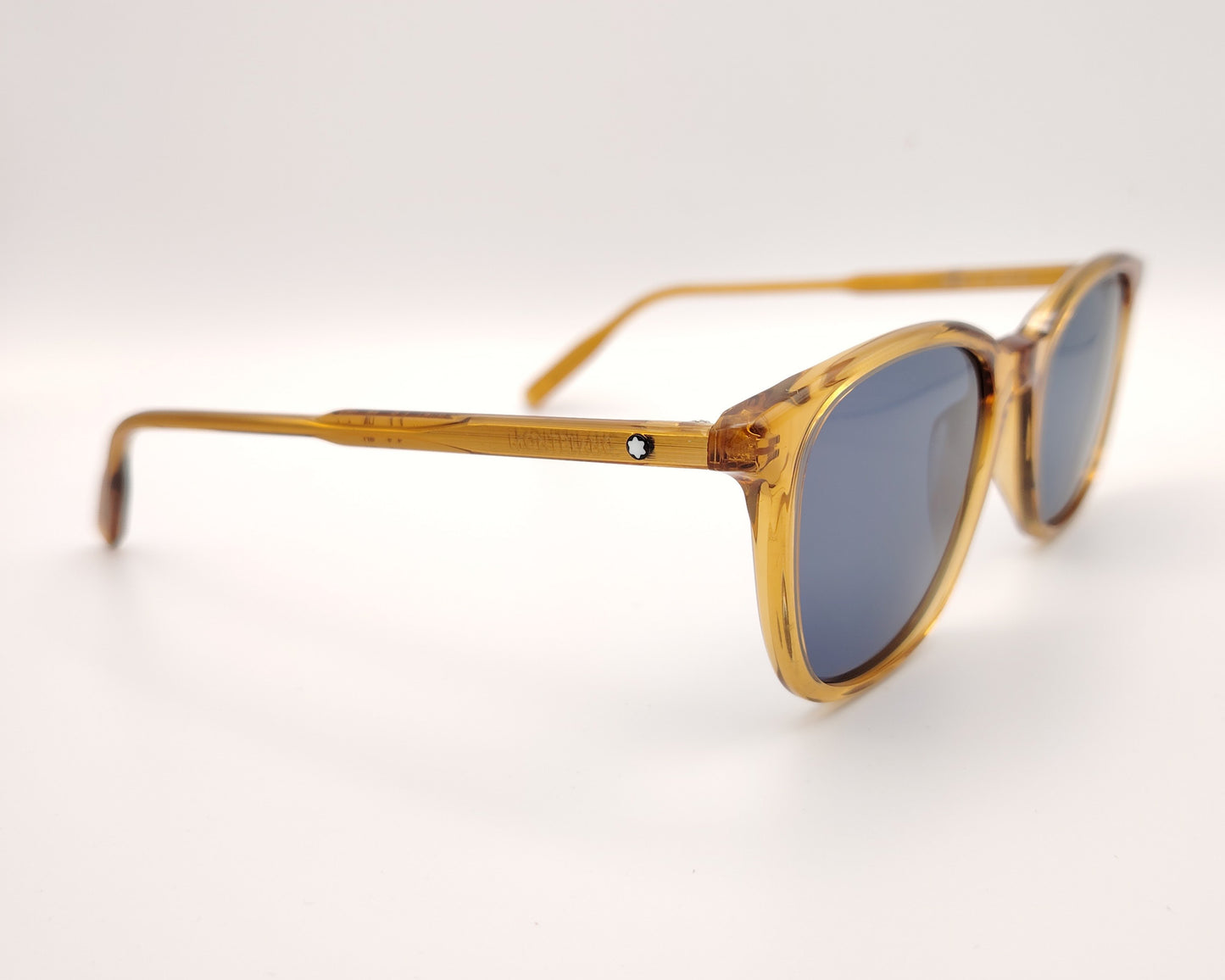 gafas de sol montblanc color ámbar con lentes azules oscuras y montura translúcida