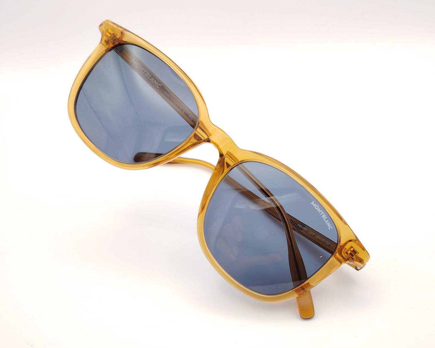 gafas de sol montblanc color ámbar con lentes azules oscuras y montura translúcida