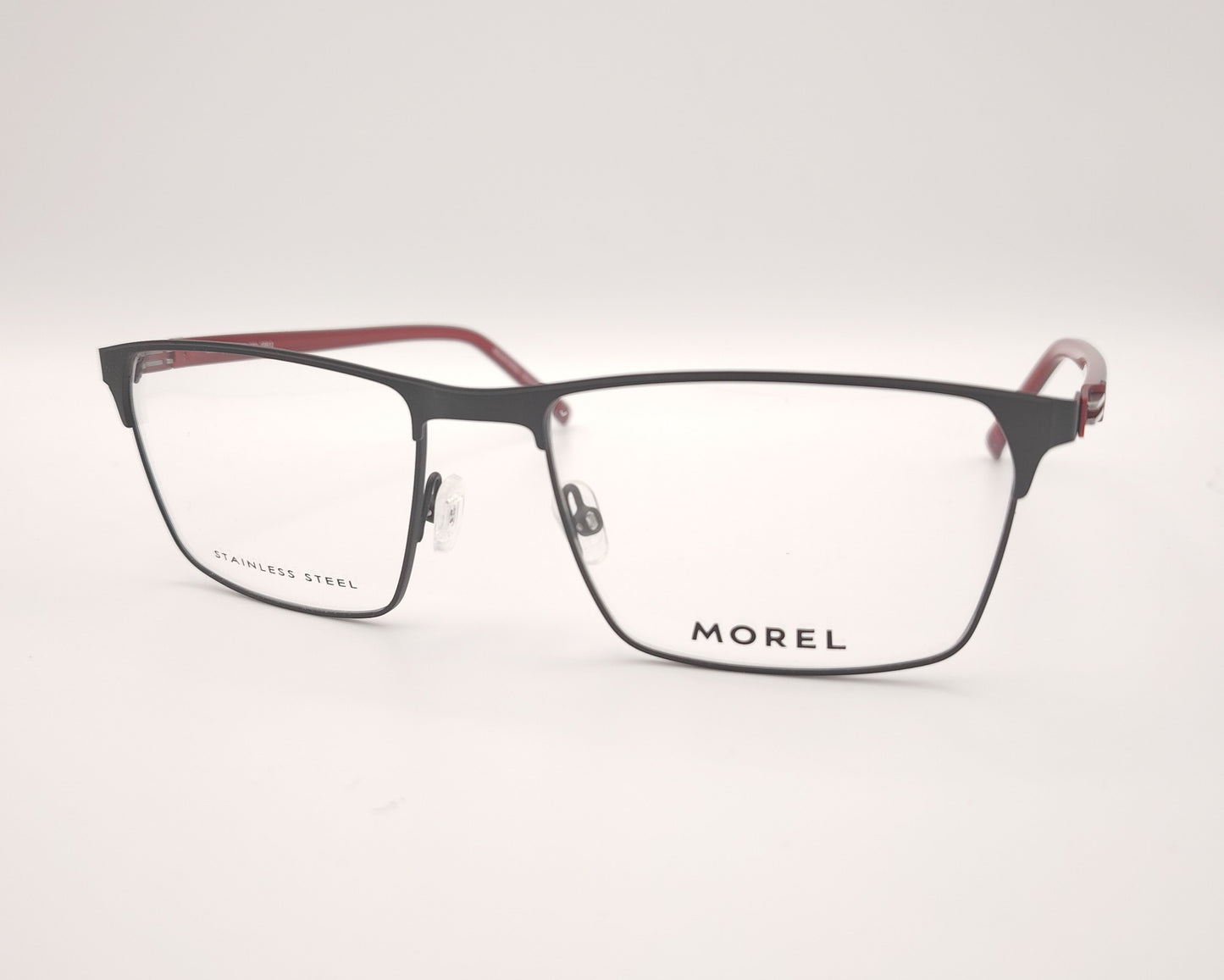 gafas morel rectangulares con montura negra y detalles rojos en las varillas