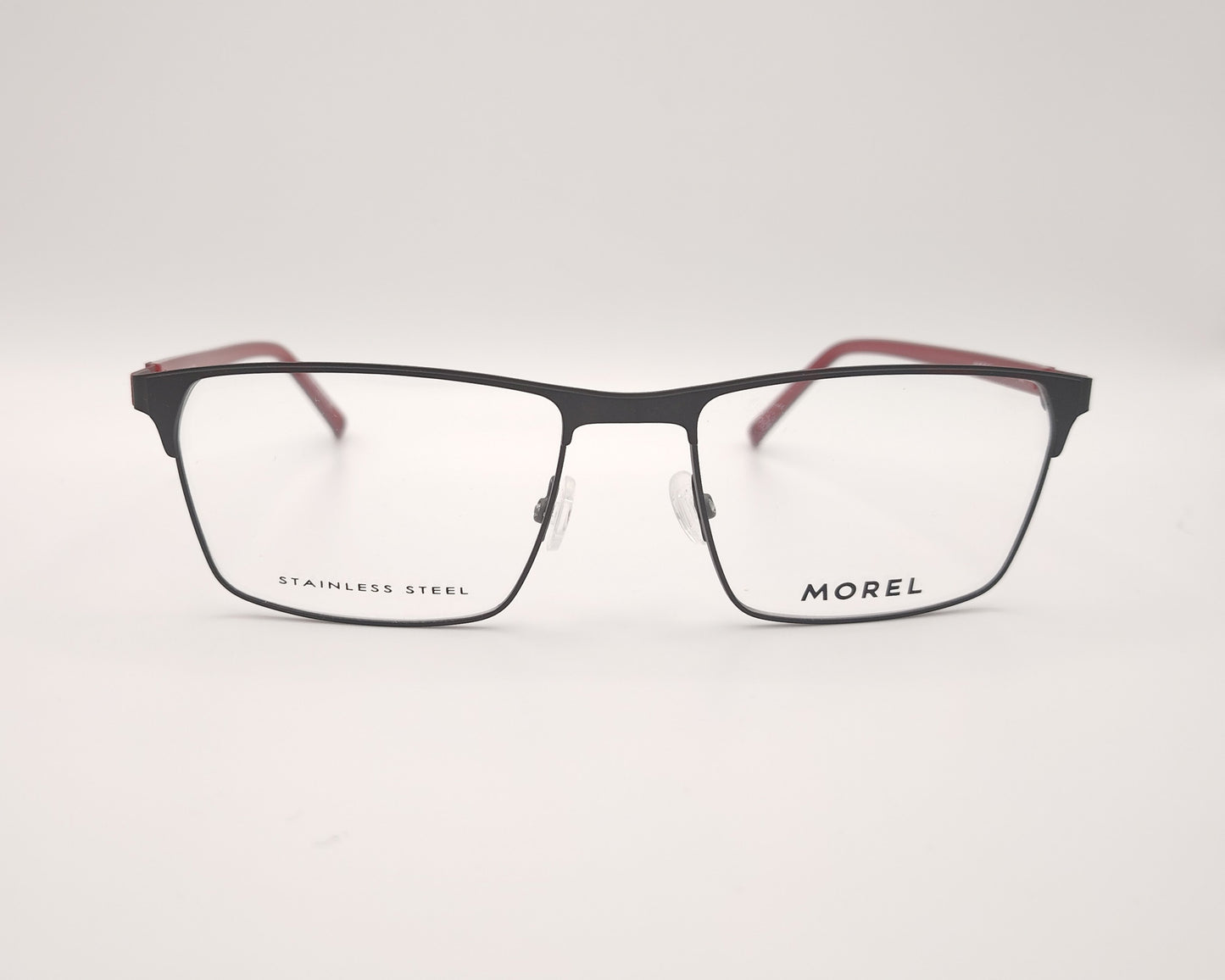 gafas morel rectangulares con montura negra y detalles rojos en las varillas