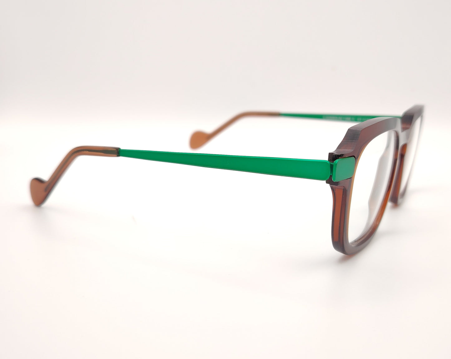 gafas rectangulares marrones con varillas verdes y diseño de acetato hecho en francia