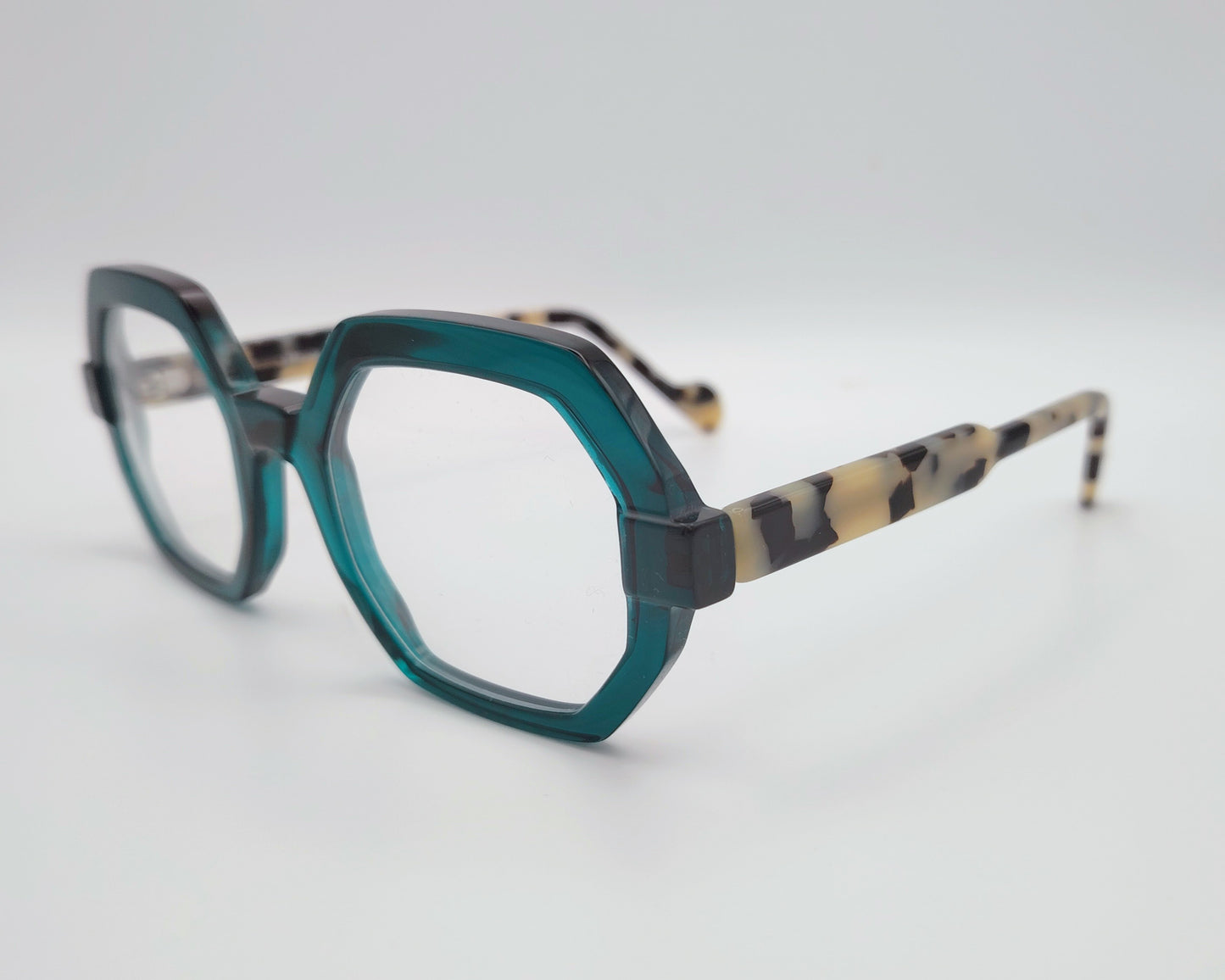 gafas geométricas verde translúcidas con varillas carey claras