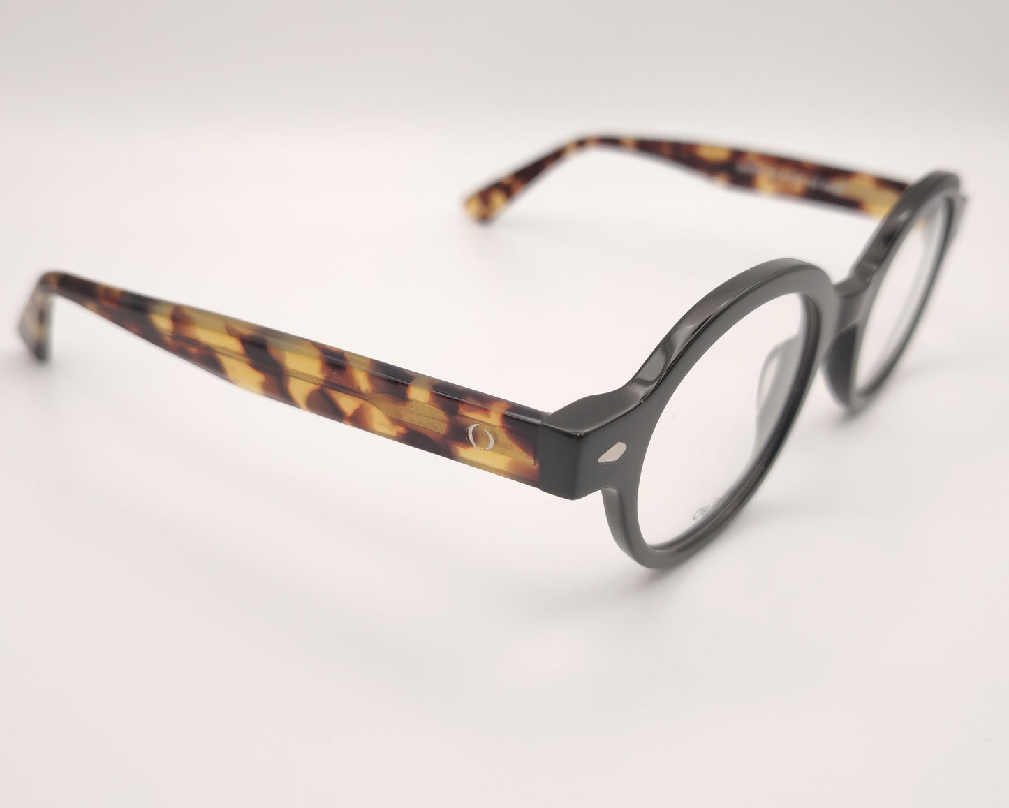 gafas osmose de forma redonda con frontal negro, varillas en carey y dos clips magnéticos intercambiables, uno con lentes grises polarizadas y otro con lentes amarillas para conducción nocturna