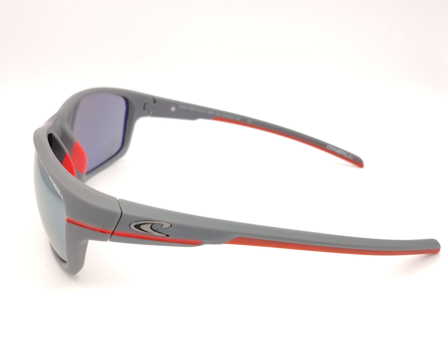 o neill ons 9021 108p gafas de sol envolventes de pasta en color gris mate con detalles en rojo, lentes polarizadas en espejo plata