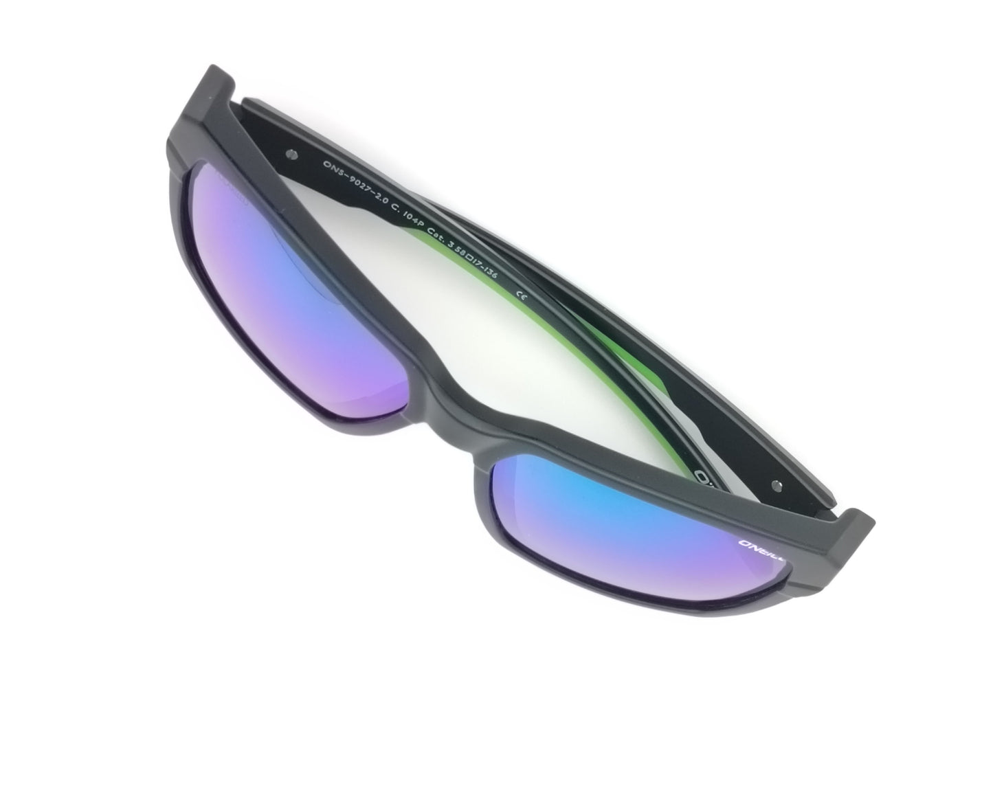 gafas de sol deportivas con montura negra, interior verde y lentes polarizadas espejadas en tonos azul y violeta