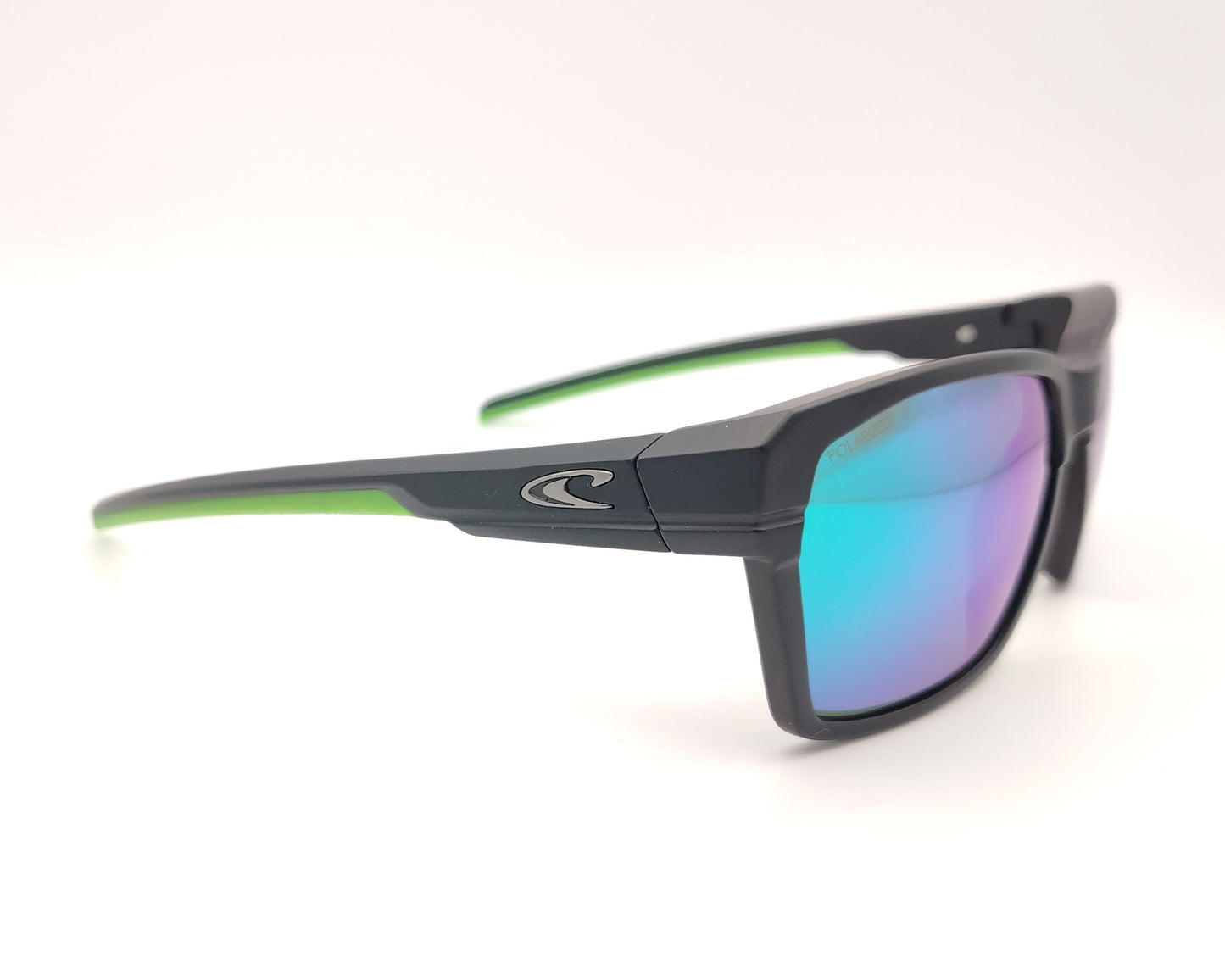 gafas de sol deportivas con montura negra, interior verde y lentes polarizadas espejadas en tonos azul y violeta