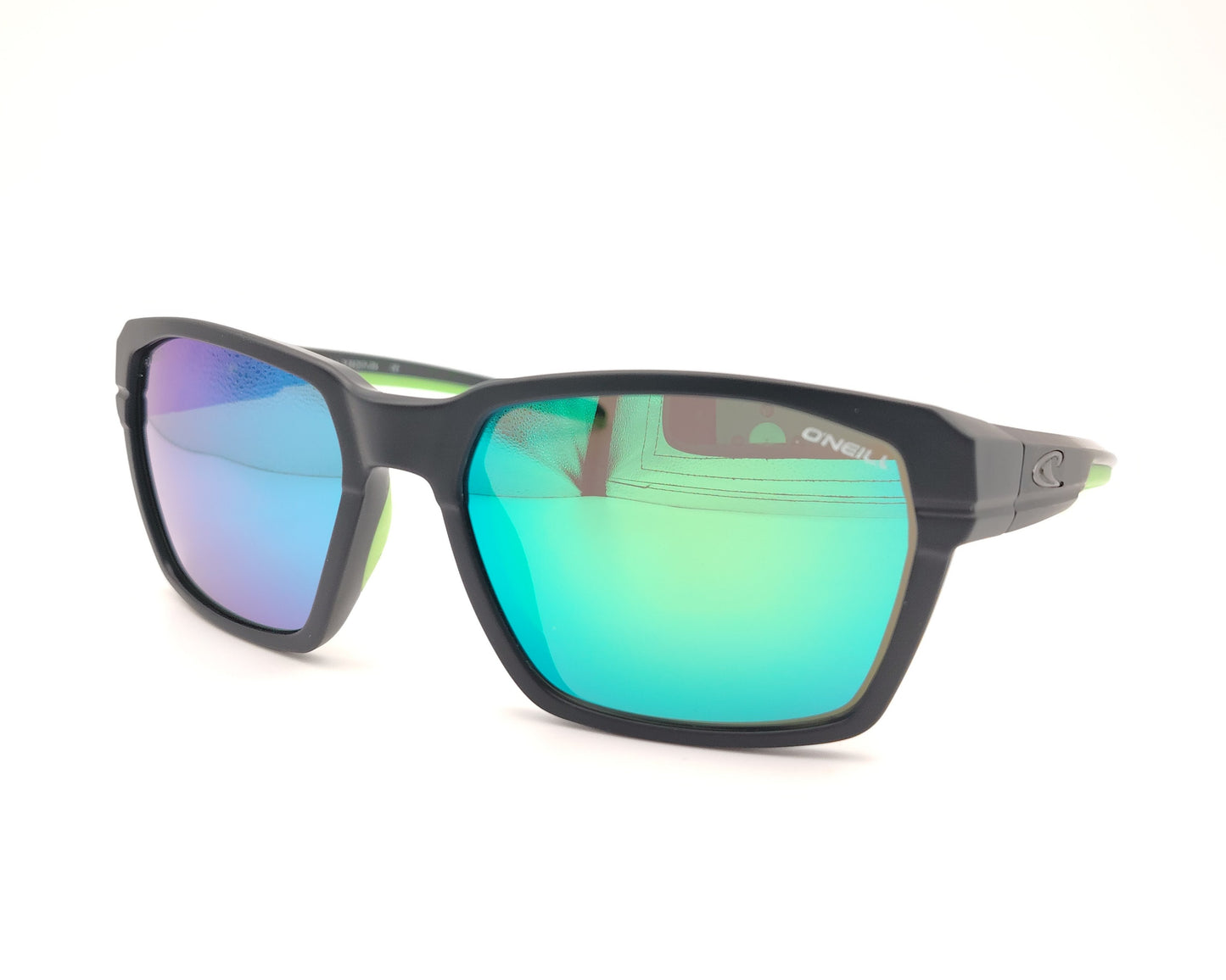 gafas de sol deportivas con montura negra, interior verde y lentes polarizadas espejadas en tonos azul y violeta