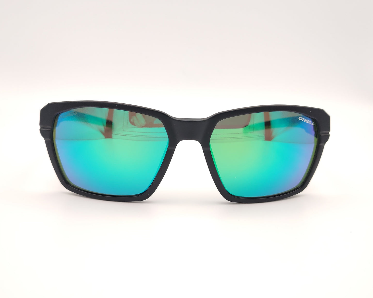 gafas de sol deportivas con montura negra, interior verde y lentes polarizadas espejadas en tonos azul y violeta