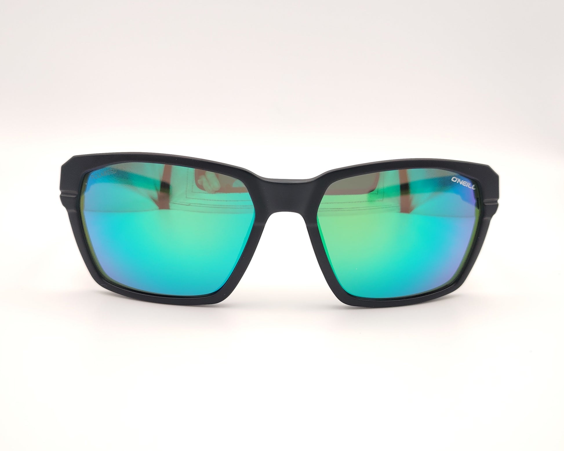 gafas de sol deportivas con montura negra, interior verde y lentes polarizadas espejadas en tonos azul y violeta