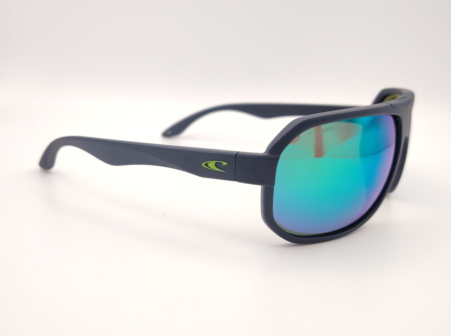 gafas de sol deportivas con montura azul marino, logo verde en la varilla y lentes polarizadas espejadas en azul y verde