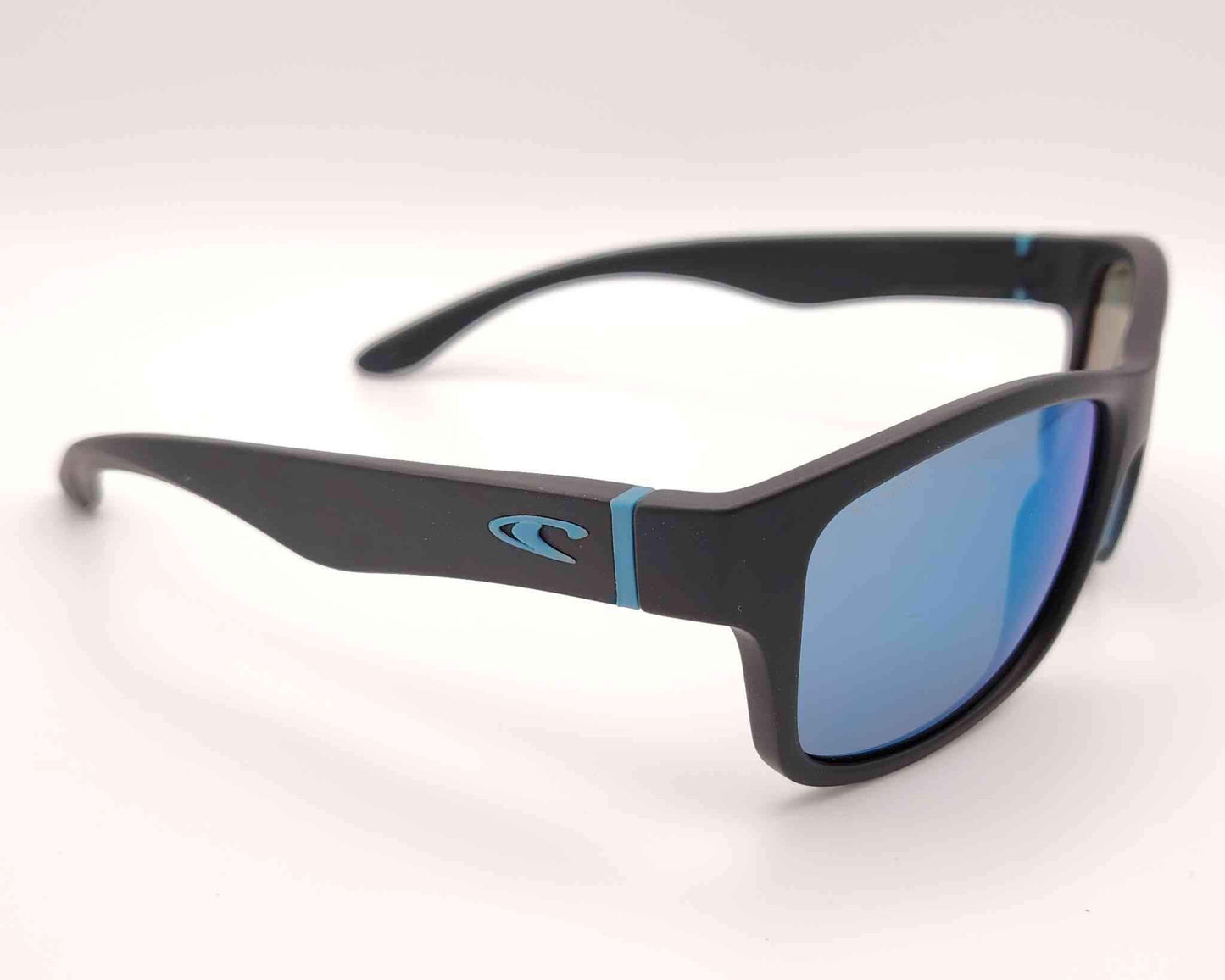 gafas de sol deportivas con montura negra mate, detalles en azul y lentes espejadas en azul intenso