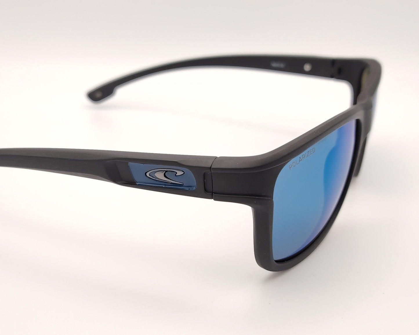 gafas de sol deportivas con montura negra mate y lentes polarizadas espejadas en azul