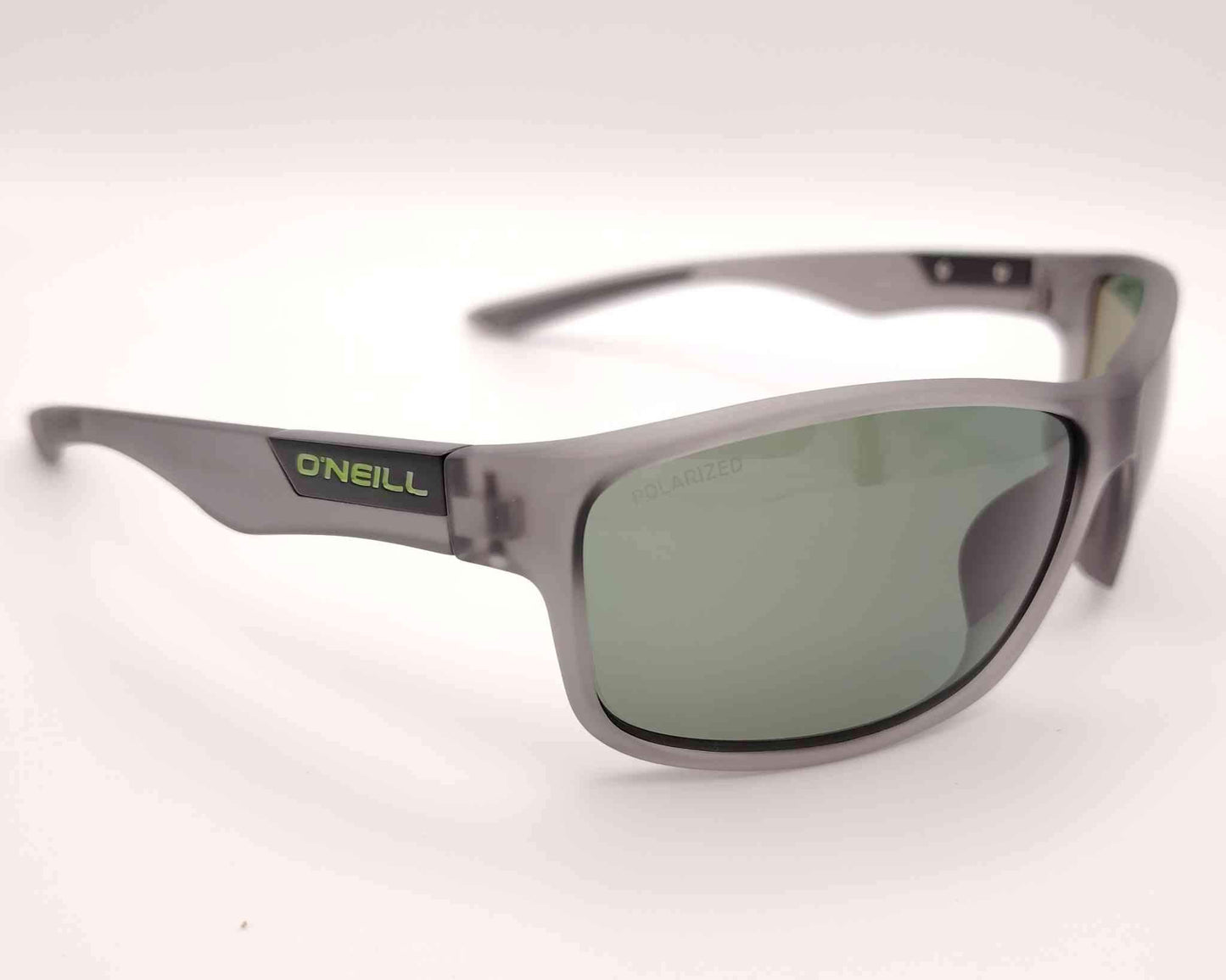 gafas de sol deportivas con montura gris translúcida y lentes polarizadas en color verde con espejo plata