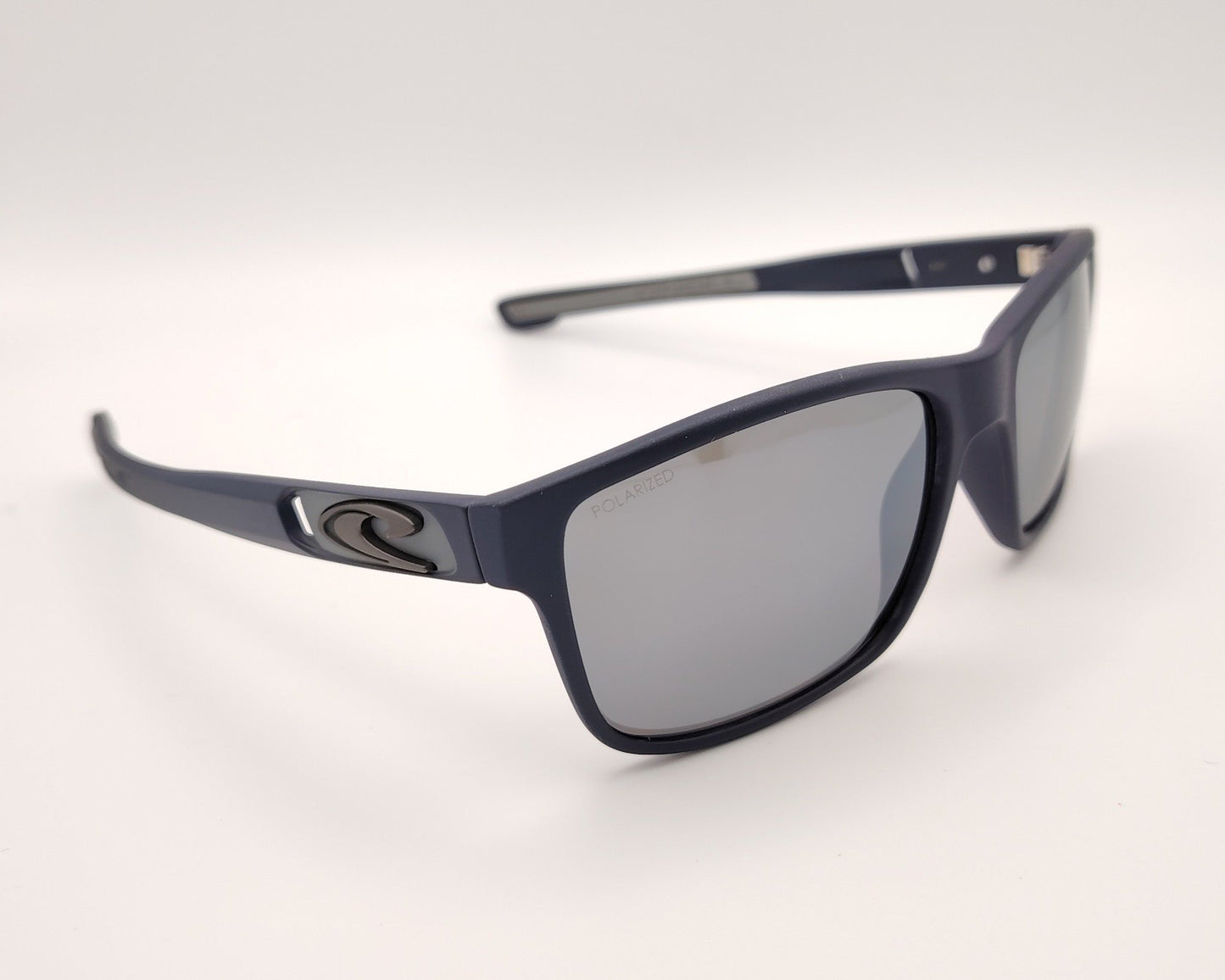 gafas de sol deportivas con montura azul mate y lentes polarizadas espejadas en plata