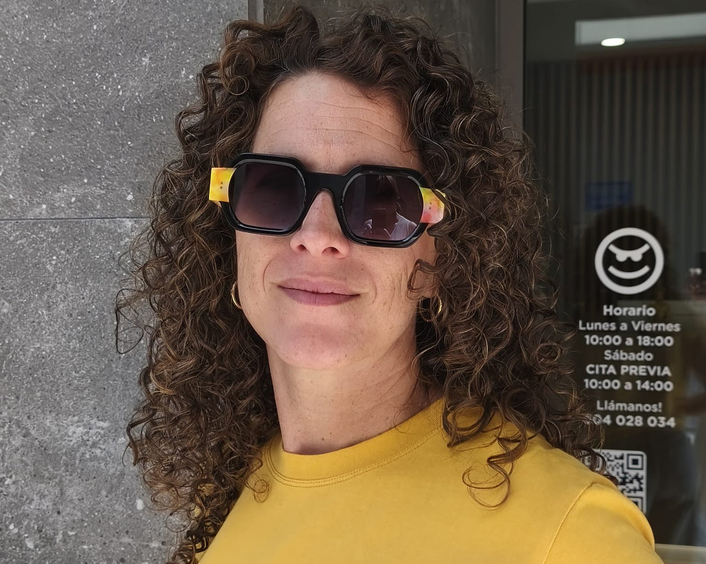 gafas de sol de pasta negra con talones y varillas multicolor