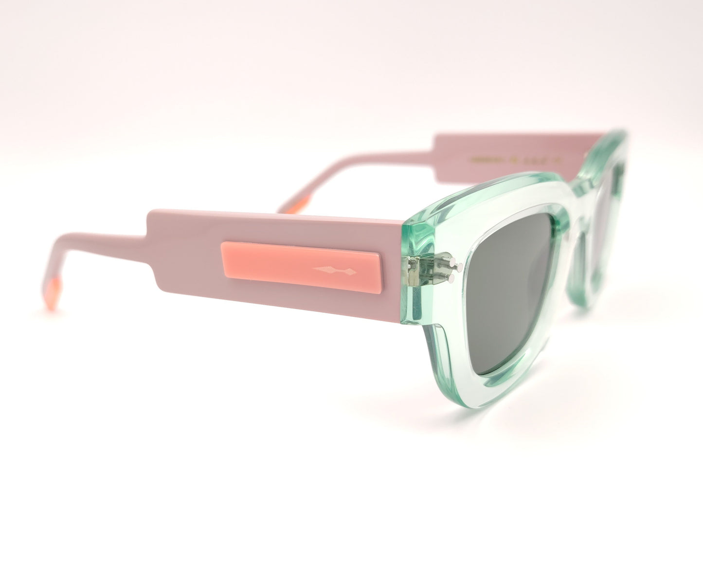 gafas de sol paname brendon c3 verde agua con varillas rosa pastel y lentes oscuras